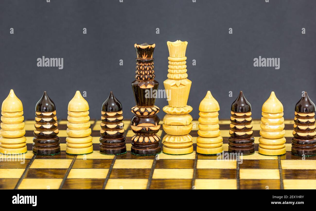 Eine Nahaufnahme von hölzernen Schachfiguren Stockfoto