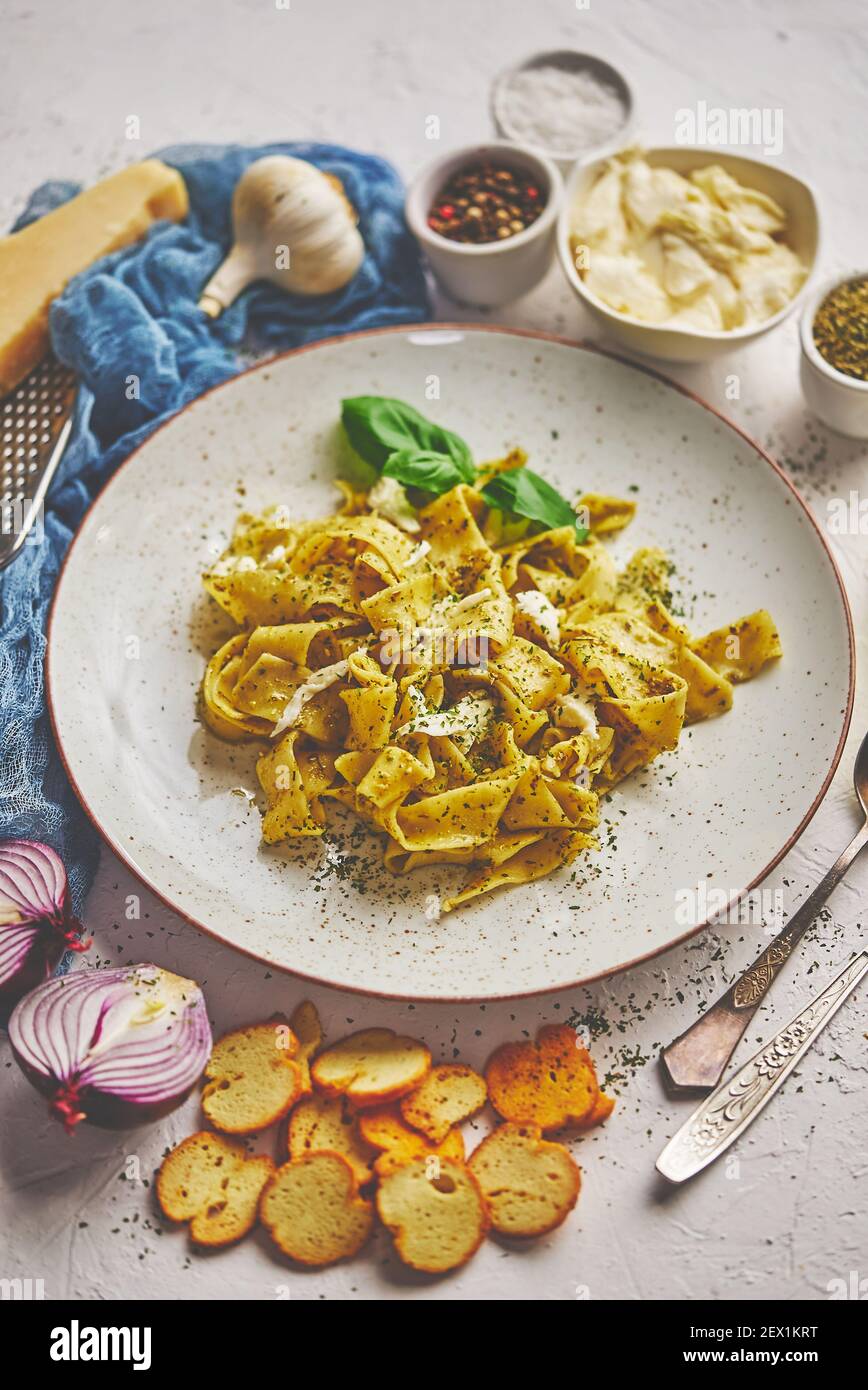 Leckere Tagliatelle Pasta mit Basilikum und grünem Pesto Stockfoto