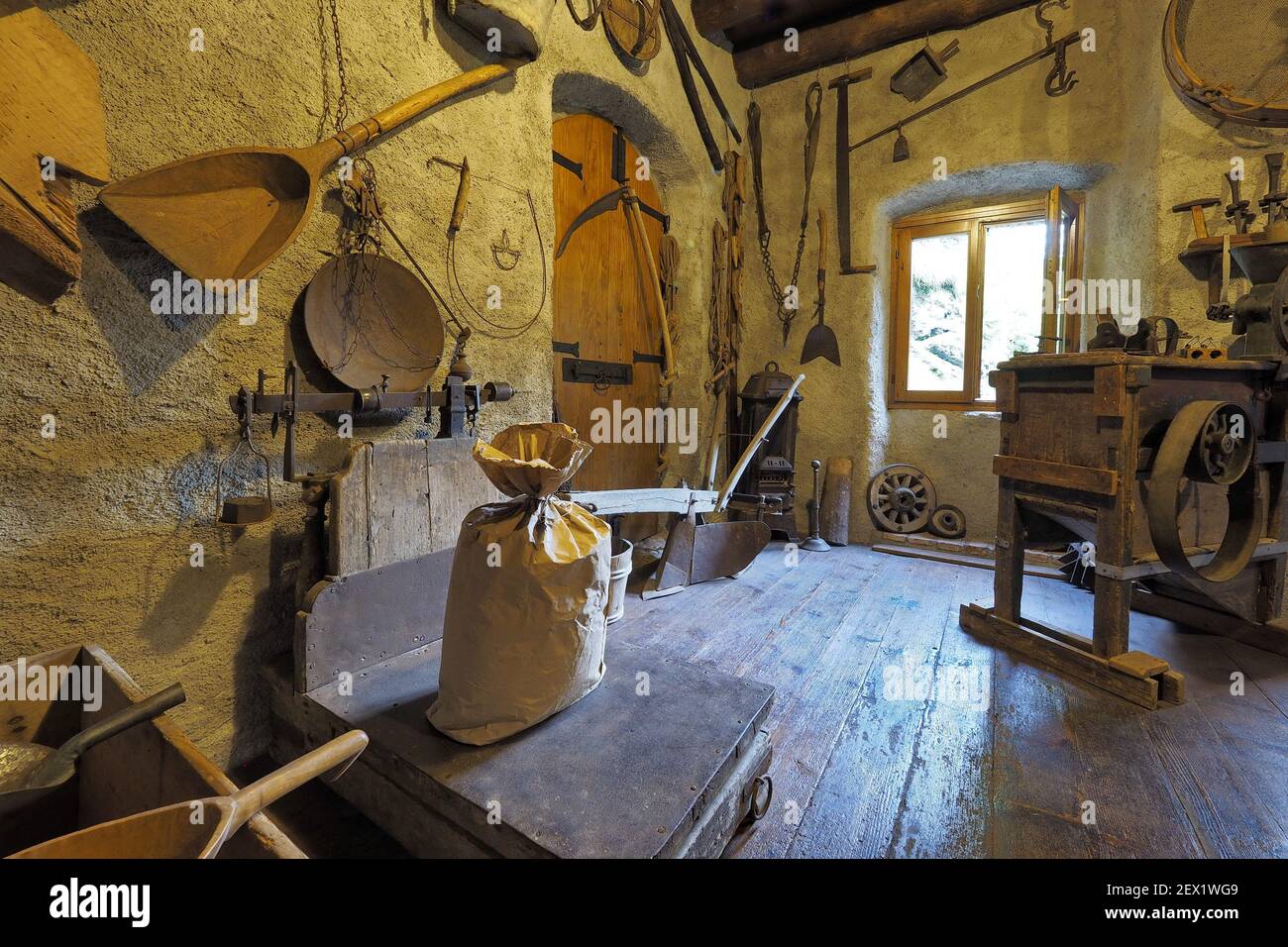 Im Inneren alte Wassermühle mit vielen Objekten und historischen Werkzeugen. Castione della Presolana, Italien Stockfoto