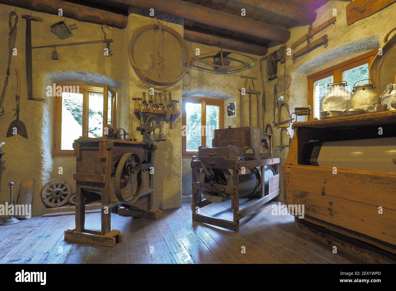 Im Inneren alte Wassermühle mit vielen Objekten und historischen Werkzeugen. Castione della Presolana, Italien Stockfoto