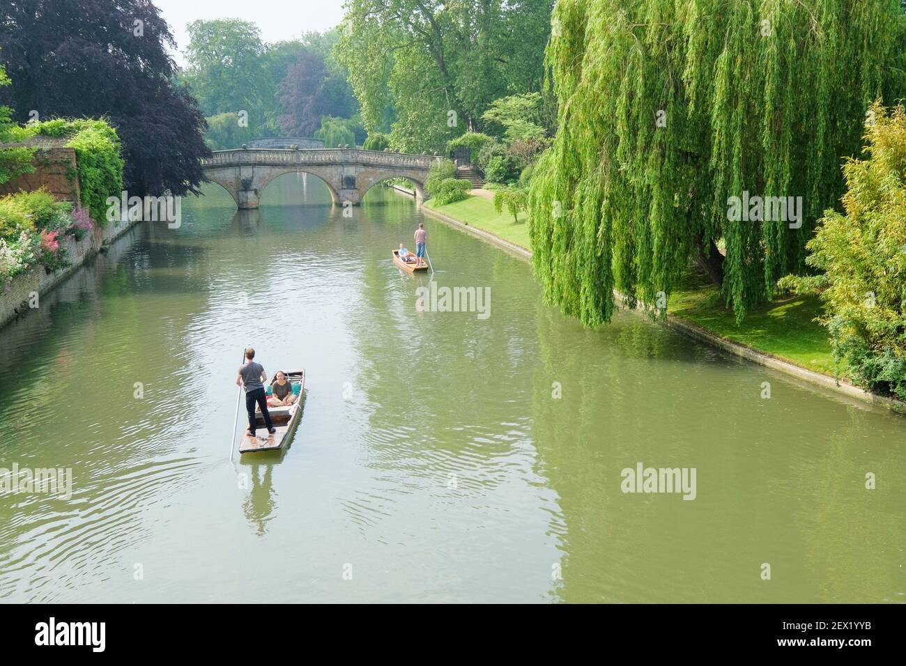 Punting on the River Cam an einem Frühlingstag in Cambridge, England, Großbritannien Stockfoto