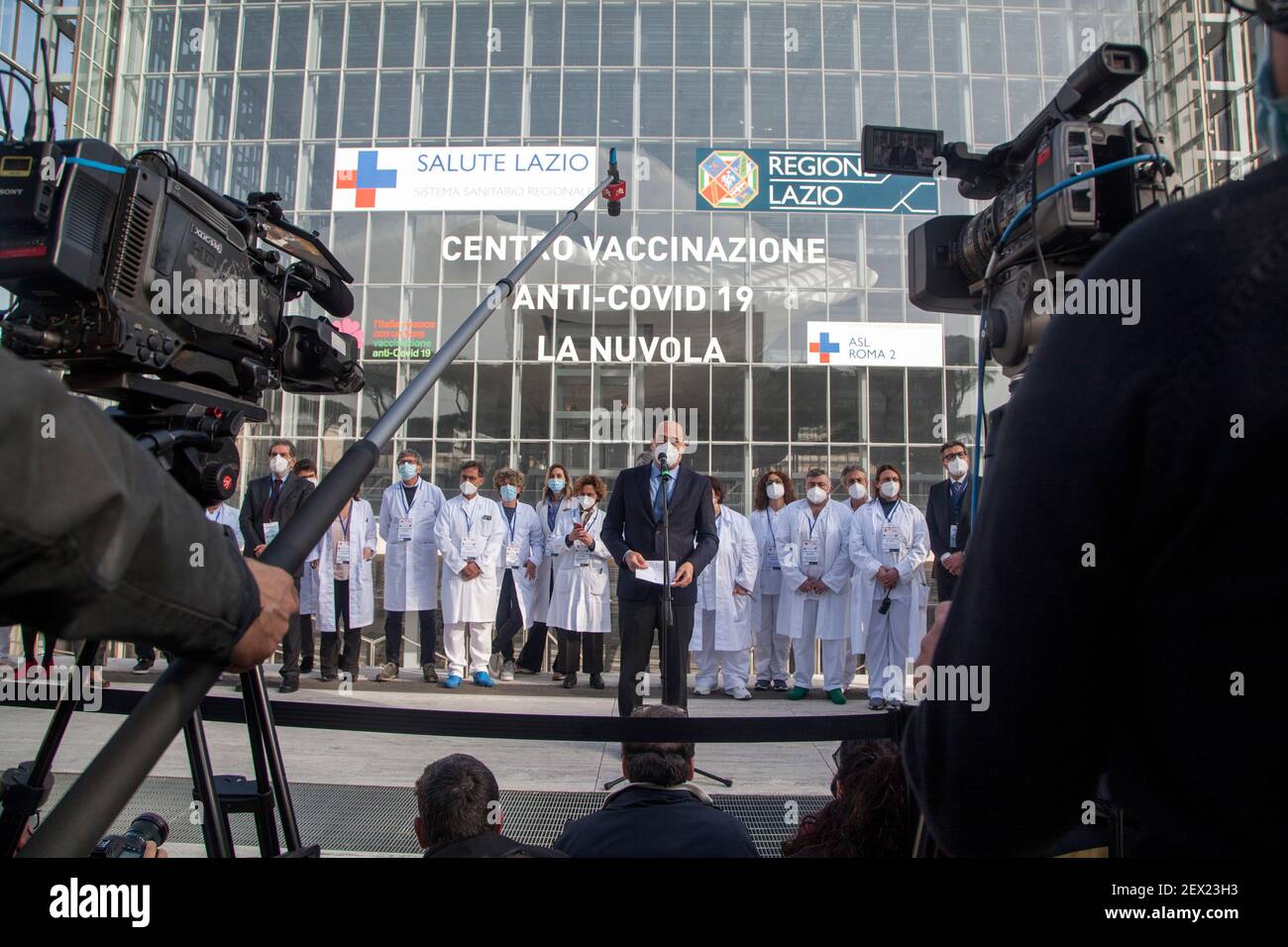 Rom, ITALIEN - 24. Februar 2021: Der Präsident der Region Latium und Sekretär der Demokratischen Partei Nicola Zingaretti nimmt an der Eröffnung des "Anti-Covid" Impfzentrums im Cloud Convention Center Teil. Stockfoto