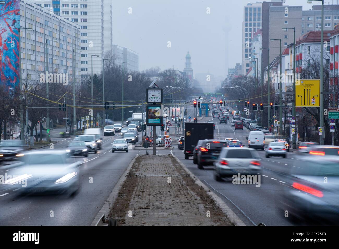 Berlin, Deutschland. März 2021, 04th. Am Morgen fahren Autos auf der Frankfurter Allee. Da viele Menschen mit Büroarbeitsplätzen derzeit von zu Hause aus arbeiten, gibt es auf der Straße weniger Verkehr als üblich. Quelle: Christophe Gateau/dpa/Alamy Live News Stockfoto