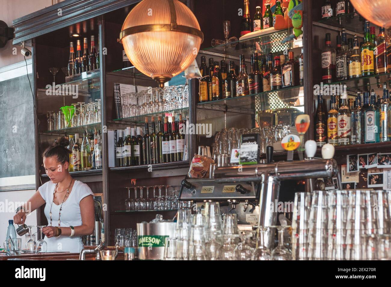 Ein Barkeeper, der einen Drink in einer Kneipe, Amsterdam, Niederlande, Europa, zubereitet Stockfoto