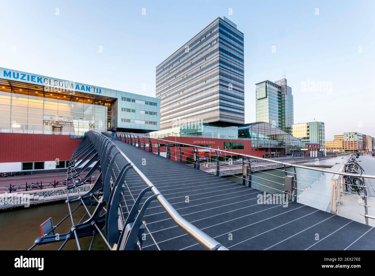 Muziekgebouw aan 't IJ Konzertsaal für klassische Musik & Mövenpick Hotel A, Amsterdam, Niederlande Stockfoto