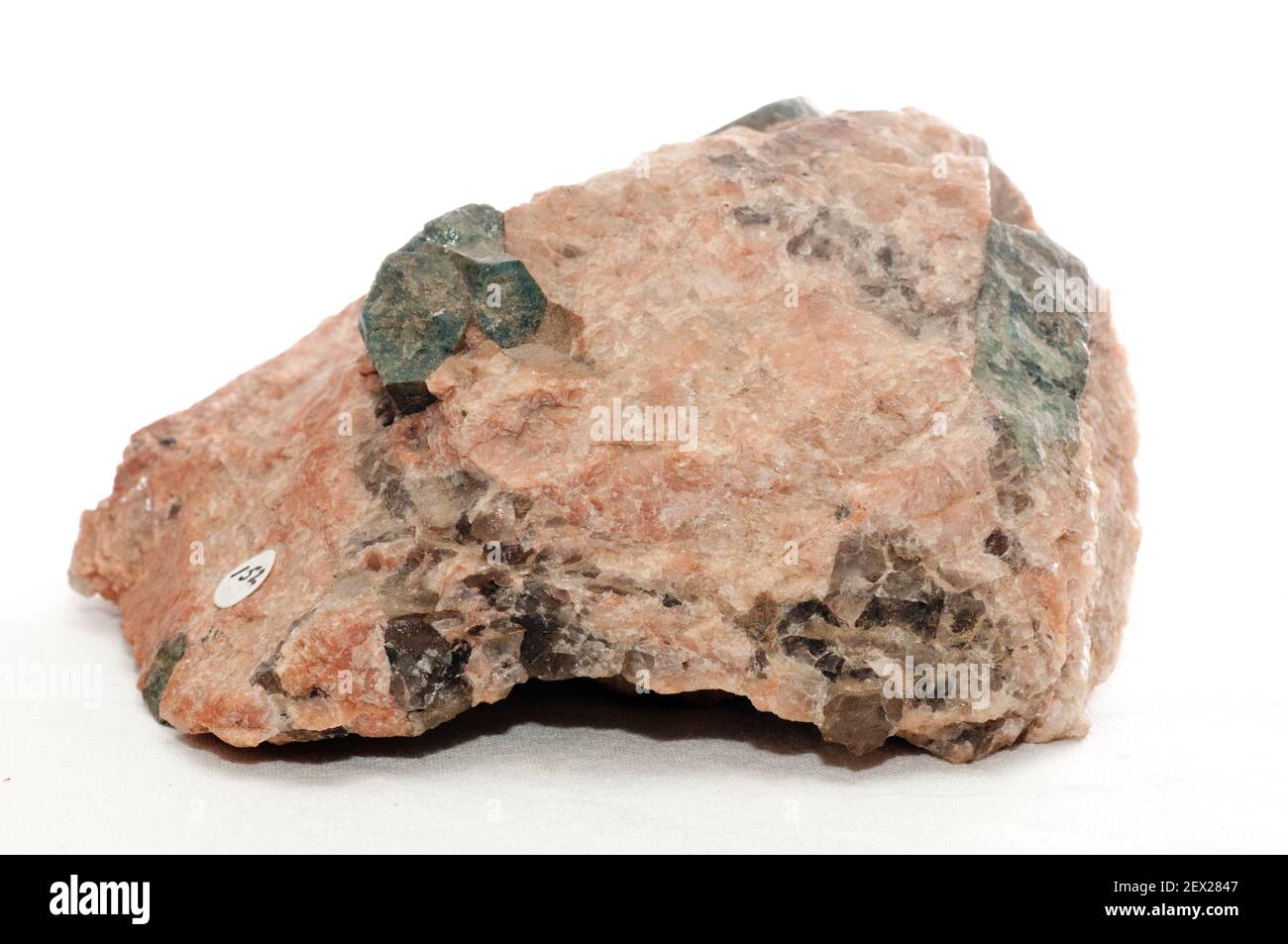 Grüner Beryll Kristall mineral Probe eingebettet in Granit Stockfoto