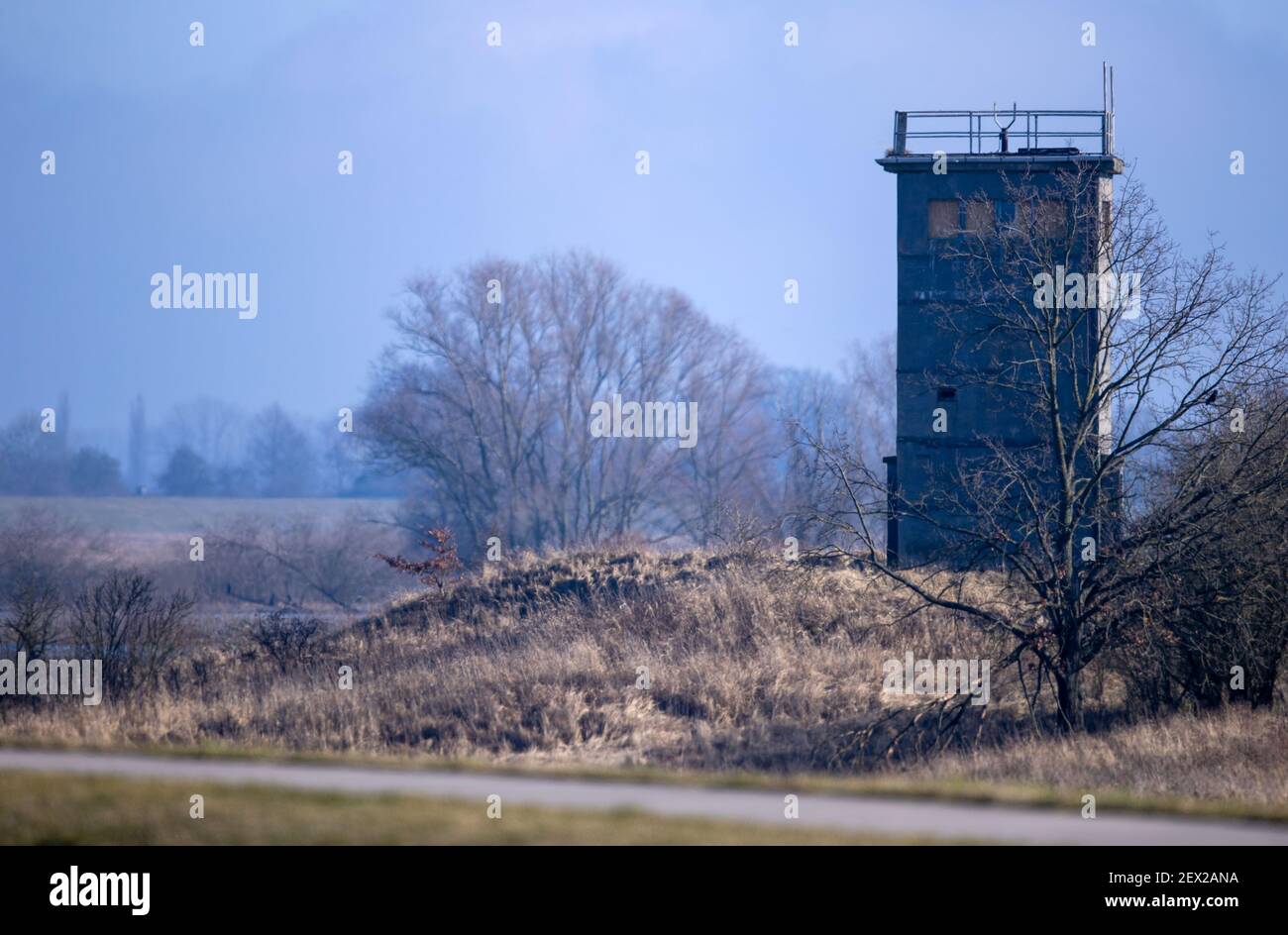 Darchau, Deutschland. März 2021, 02nd. Am Ufer der Elbe steht ein Wachturm der ehemaligen Grenztruppen der DDR. Quelle: Jens Büttner/dpa-Zentralbild/ZB/dpa/Alamy Live News Stockfoto