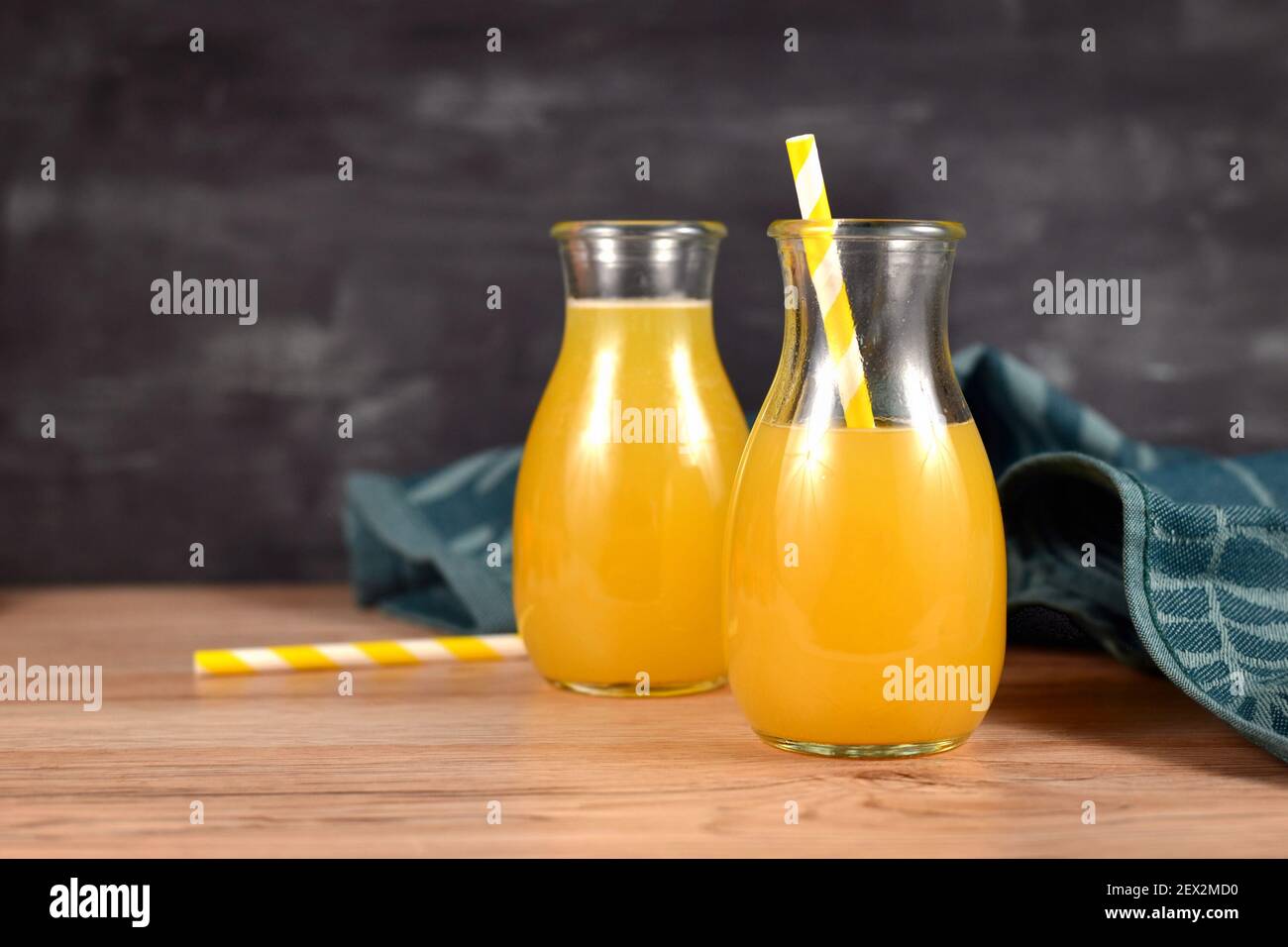 Hausgemachte Limonade aus Zitrusfrüchten in kleinen Flaschengläsern Mit Trinkhalmen Stockfoto