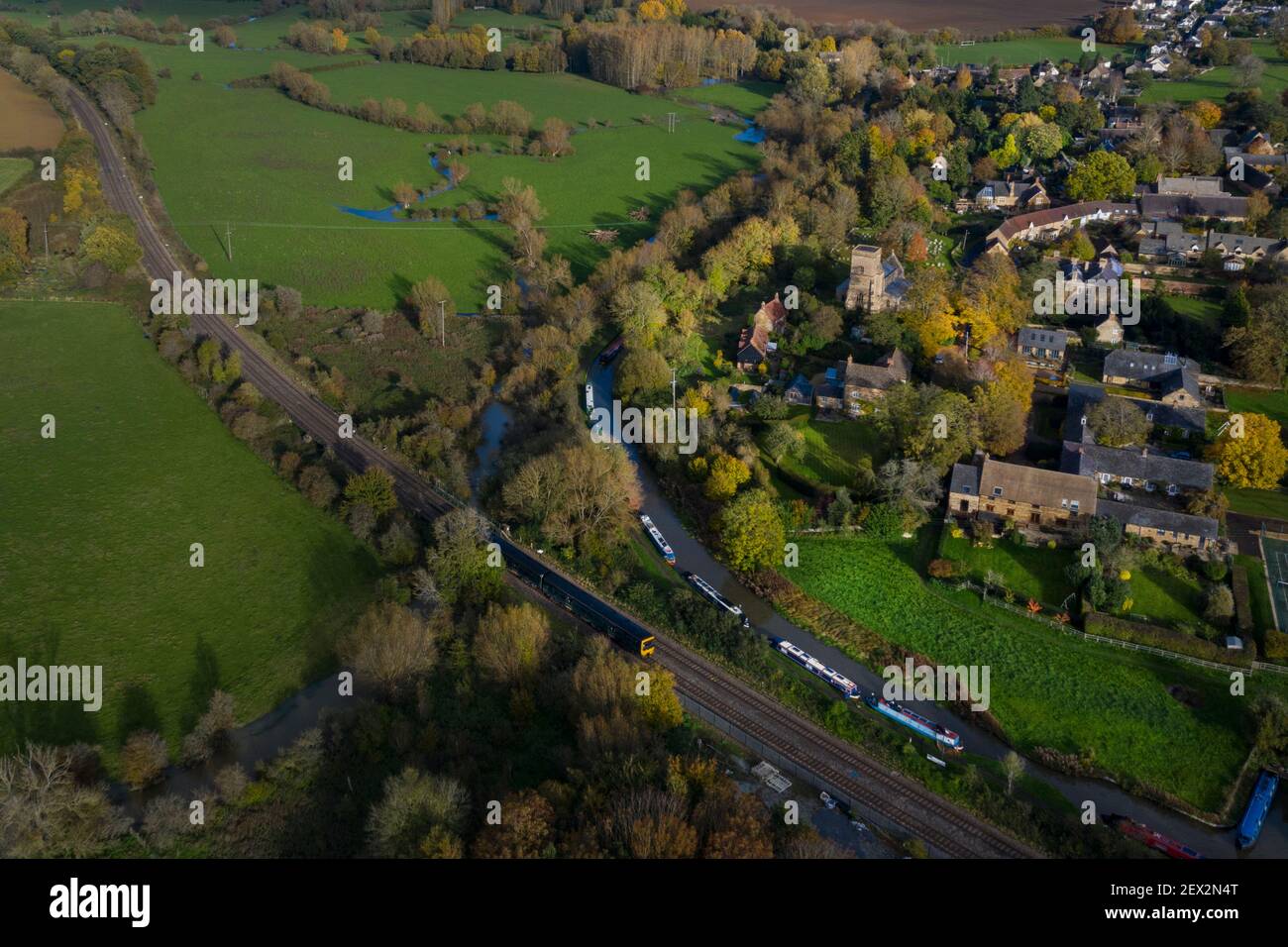 Lower Heyford Village, Kanal und Eisenbahn von oben in Cherwell Valley, Oxfordshire Stockfoto