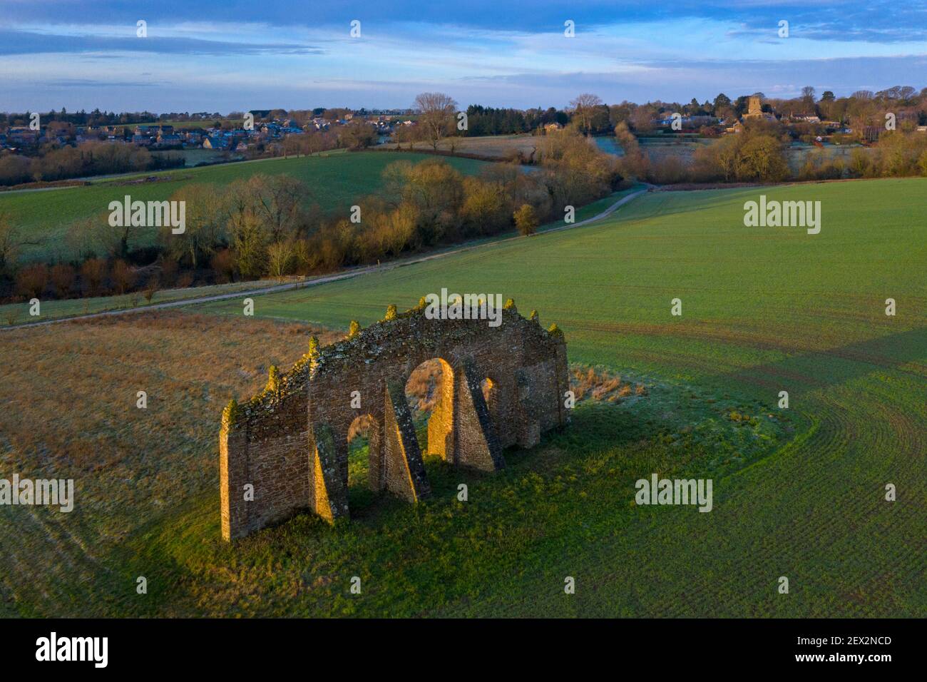 Rousham Folly und Kirchturm aston Village aus der Luft, Oxfordshire Stockfoto