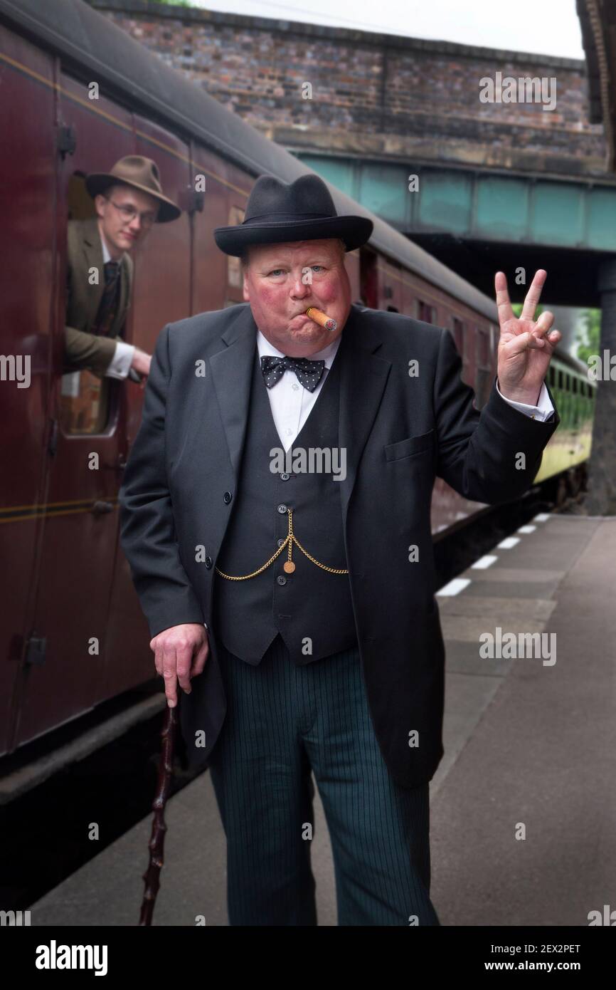 Winston Churchill sieht aus wie bei Re-enactment Steam Railway Wochenende in Quorn Station, Great Central Railway, Leicestershire, England Stockfoto