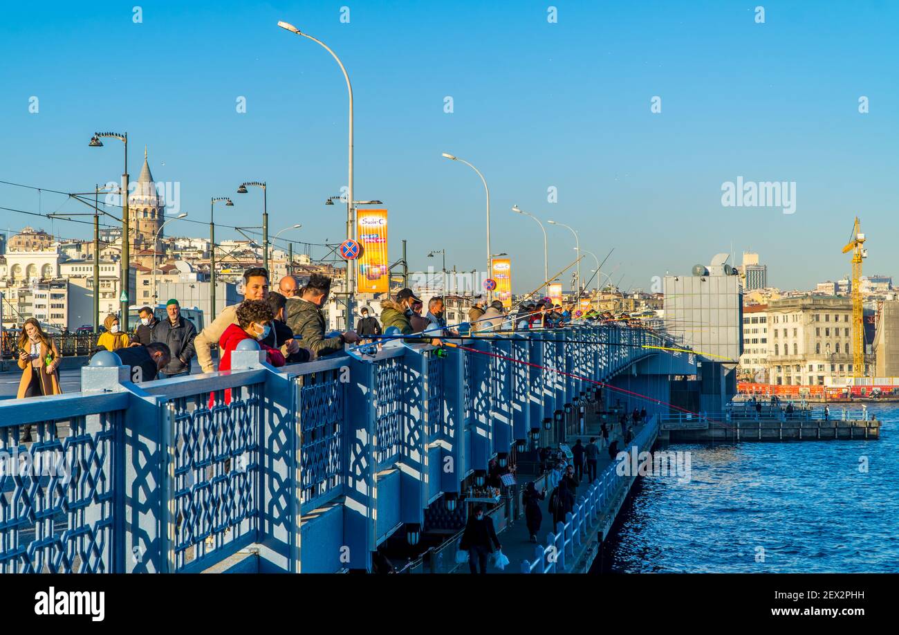 Istanbul, Türkei - 1. Februar 2021 - Boote und Menschen auf dem Bosporus auf dem Pier von Eminönü Stockfoto