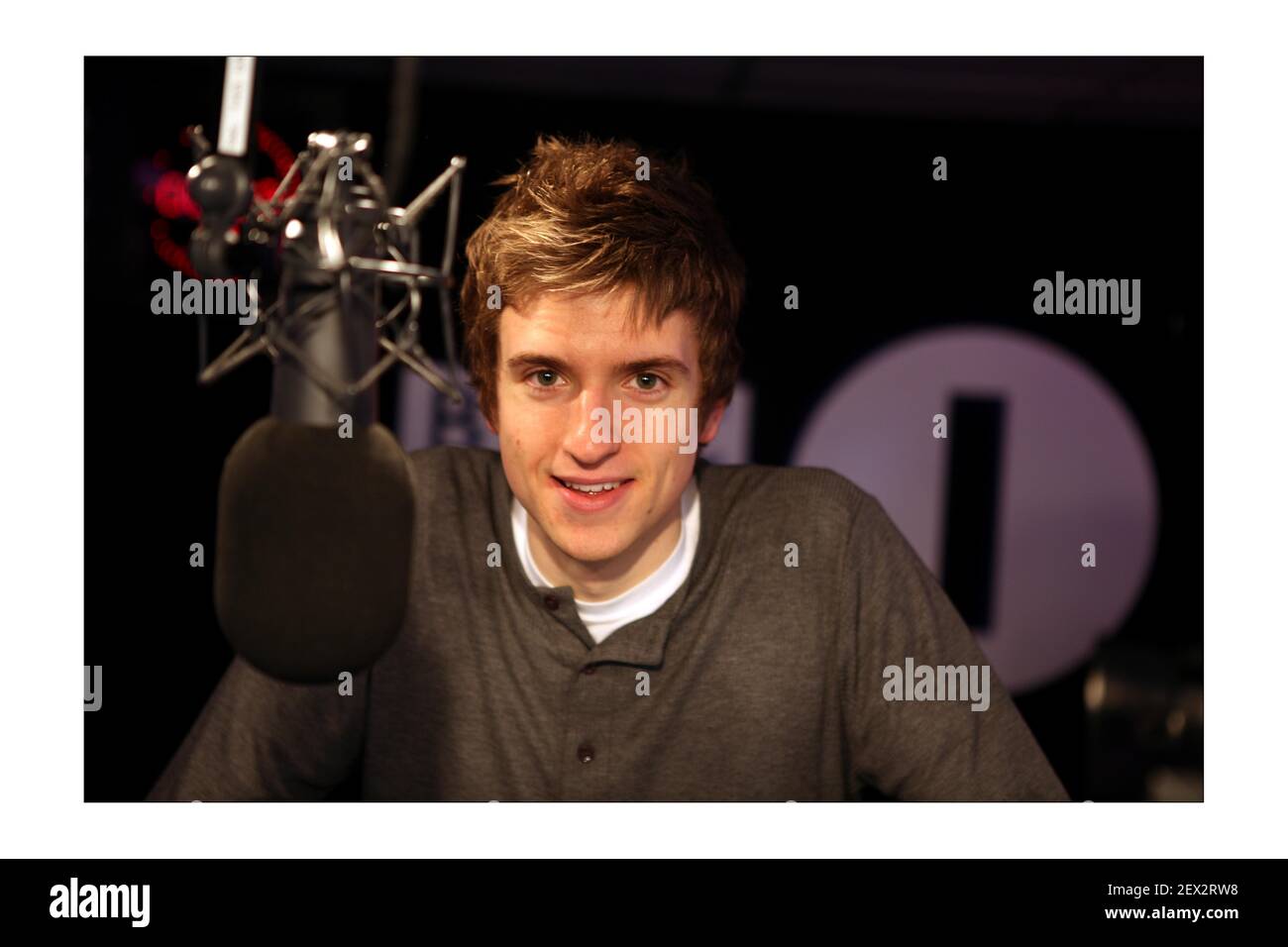 Radio! Am frühen Morgen DJ Greg James in einem Studio am BBC Radio 1 in  LondonFoto von David Sandison The Independent Stockfotografie - Alamy