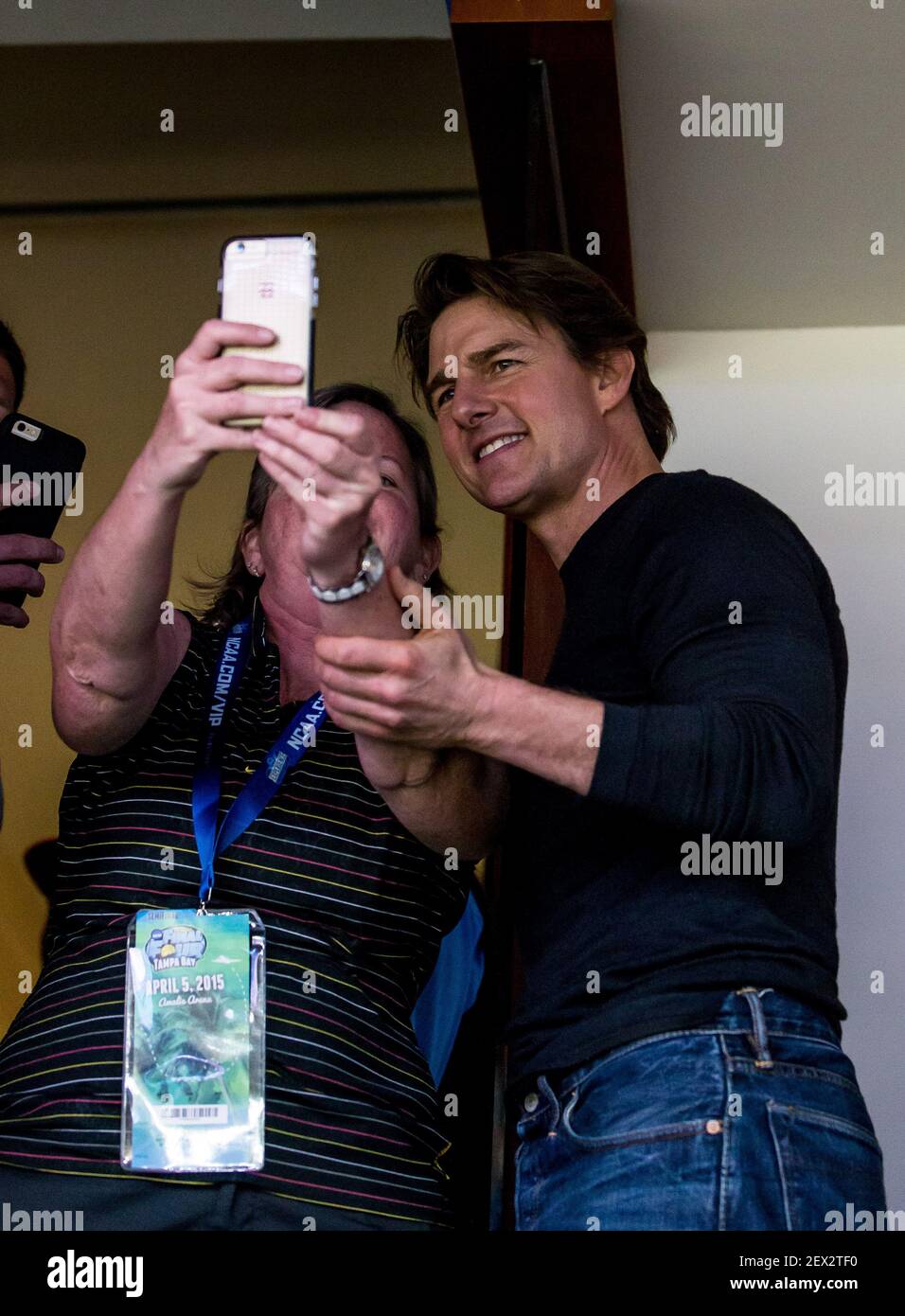 5. April 2015 - Tampa FL, USA - Tom Cruise macht ein Selfie mit einem Fan  während der zweiten Hälfte des Maryland und UConn Spiels während des NCAA  Women's Final Four in