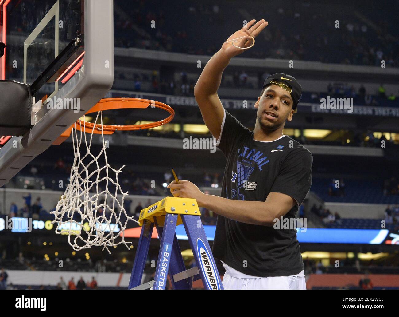 Duke's Jahlil Okafor (15) schneidet das Netz nach Duke's 68-63 Sieg über Wisconsin in der NCAA National Championship Spiel am Montag, 6. April 2015, im Lucas Oil Stadium in Indianapolis. (Foto von Chuck Liddy/Raleigh News & Observer/TNS) *** Bitte nutzen Sie die Gutschrift aus dem Kreditfeld *** Stockfoto