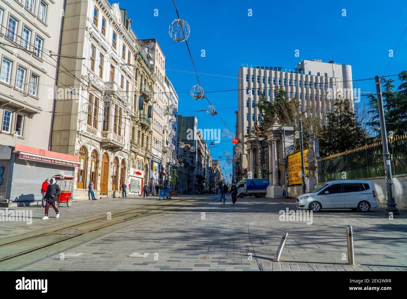 Istanbul, Türkei - 31. Januar 2021 - Straßenfotografie von Menschen, die in der berühmten Einkaufsstraße Istiklal in Beyoglu spazieren Stockfoto