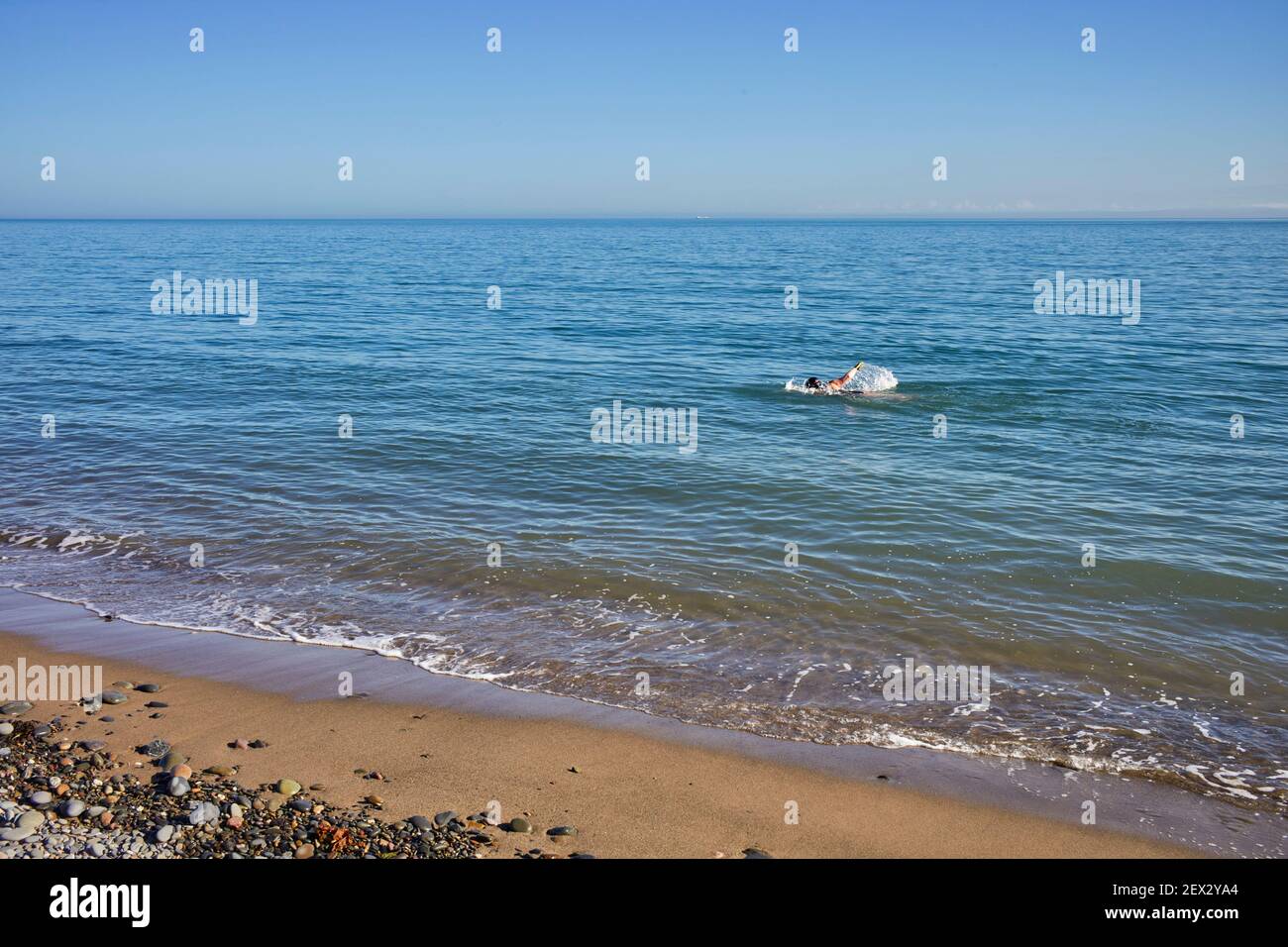 Badeerin in der Irischen See an einem klaren Tag im Februar in Ramsey, Isle of man Stockfoto