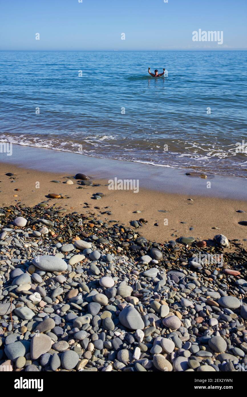 Badeerin in der Irischen See an einem klaren Tag im Februar in Ramsey, Isle of man Stockfoto