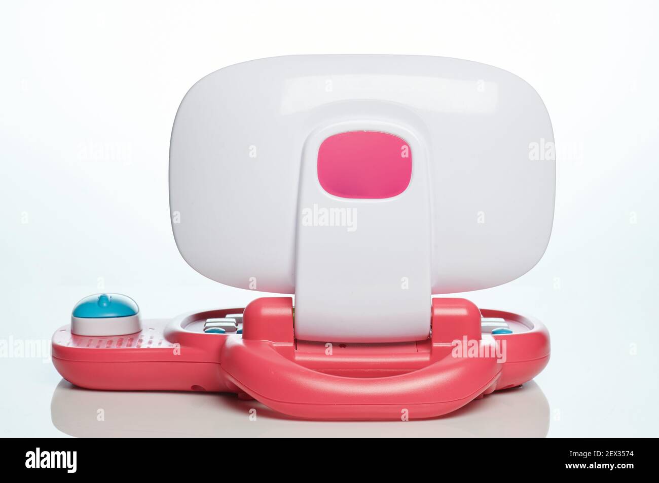 Roter Kunststoff Laptop für Kinder Rückansicht isoliert auf weiß studio-Hintergrund Stockfoto