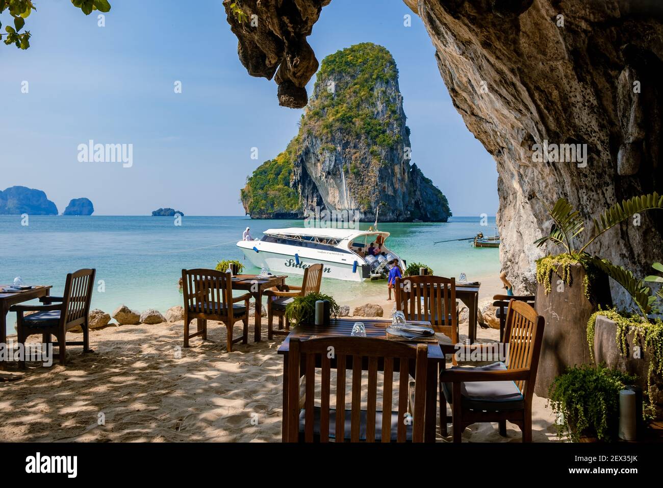 Restaurant Abendessen Tische oder Mittagessen am Strand Railay Strand mit einer schönen Kulisse von Ko Rang NOK Insel in Thailand Krabi. Klippen in Krabi am Strand Stockfoto