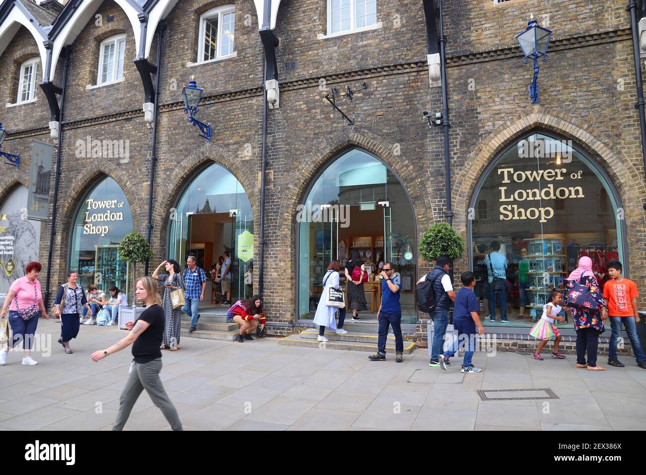 LONDON, Großbritannien - 13. JULI 2019: Touristen besuchen Tower of London Souvenirshop. London ist die bevölkerungsreichste Stadt und Metropolregion in Großbritannien mit 9.787, Stockfoto
