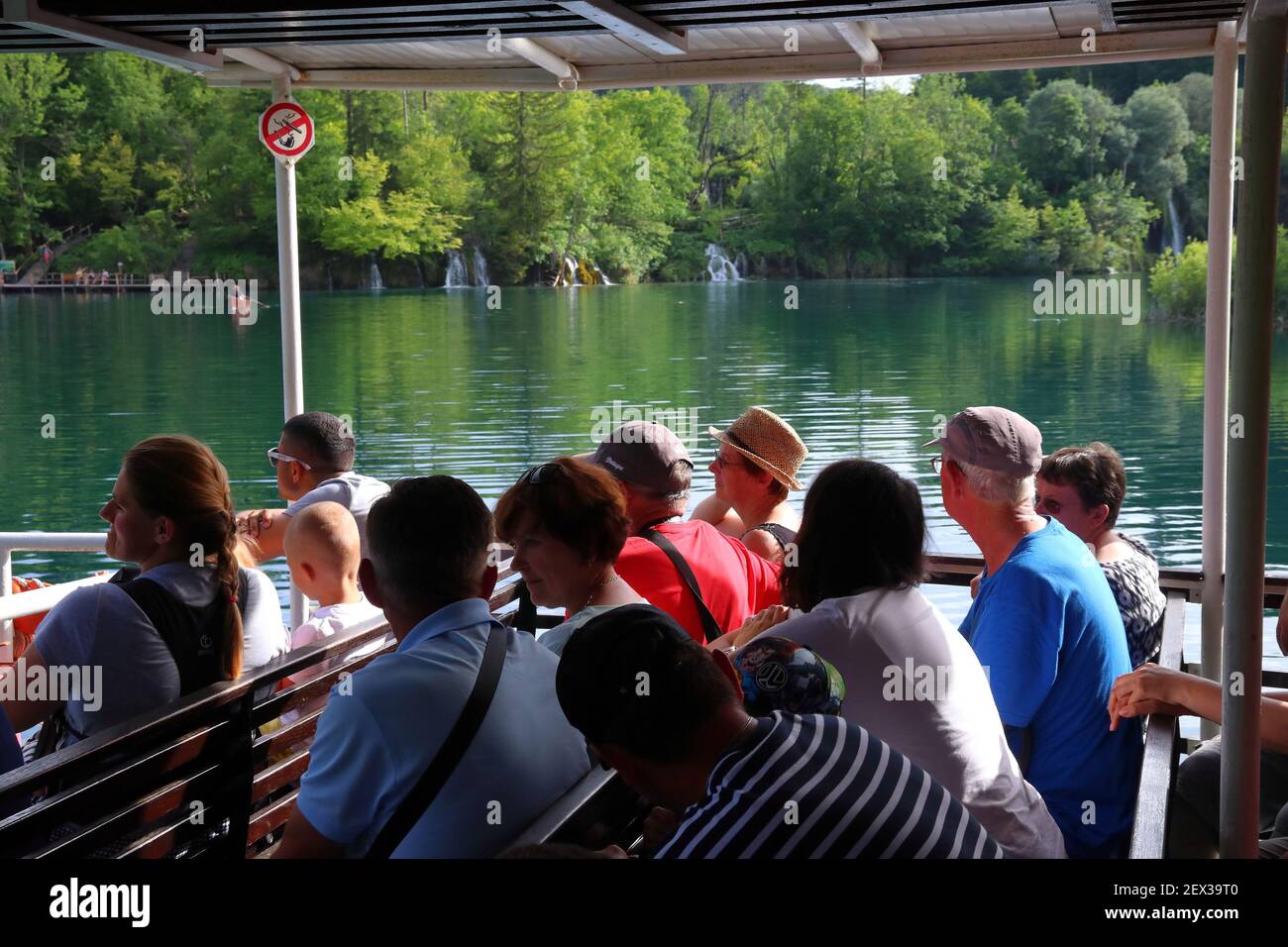 PLITVICE, KROATIEN - 15. JUNI 2019: Die Teilnehmer nehmen an einer Bootstour durch den Nationalpark Plitvicer Seen (Plitvicka Jezera) in Kroatien Teil. Plitvice ist die am meisten p Stockfoto