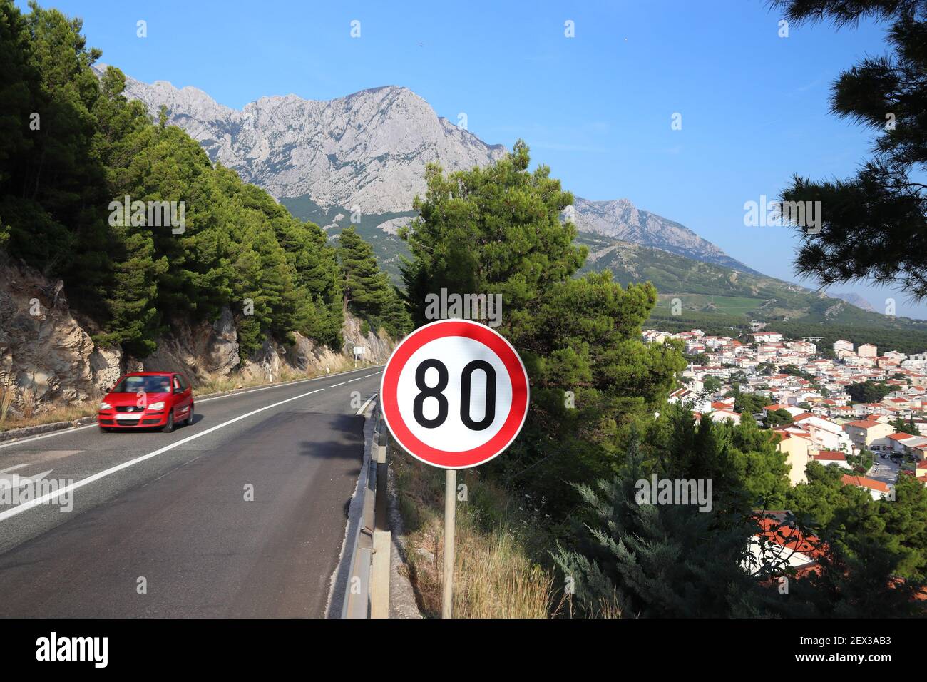 Die Adria-Autobahn (kroatisch: Jadranska magistrala) in der Nähe von Makarska, Kroatien. Geschwindigkeitsbegrenzungszeichen. Stockfoto