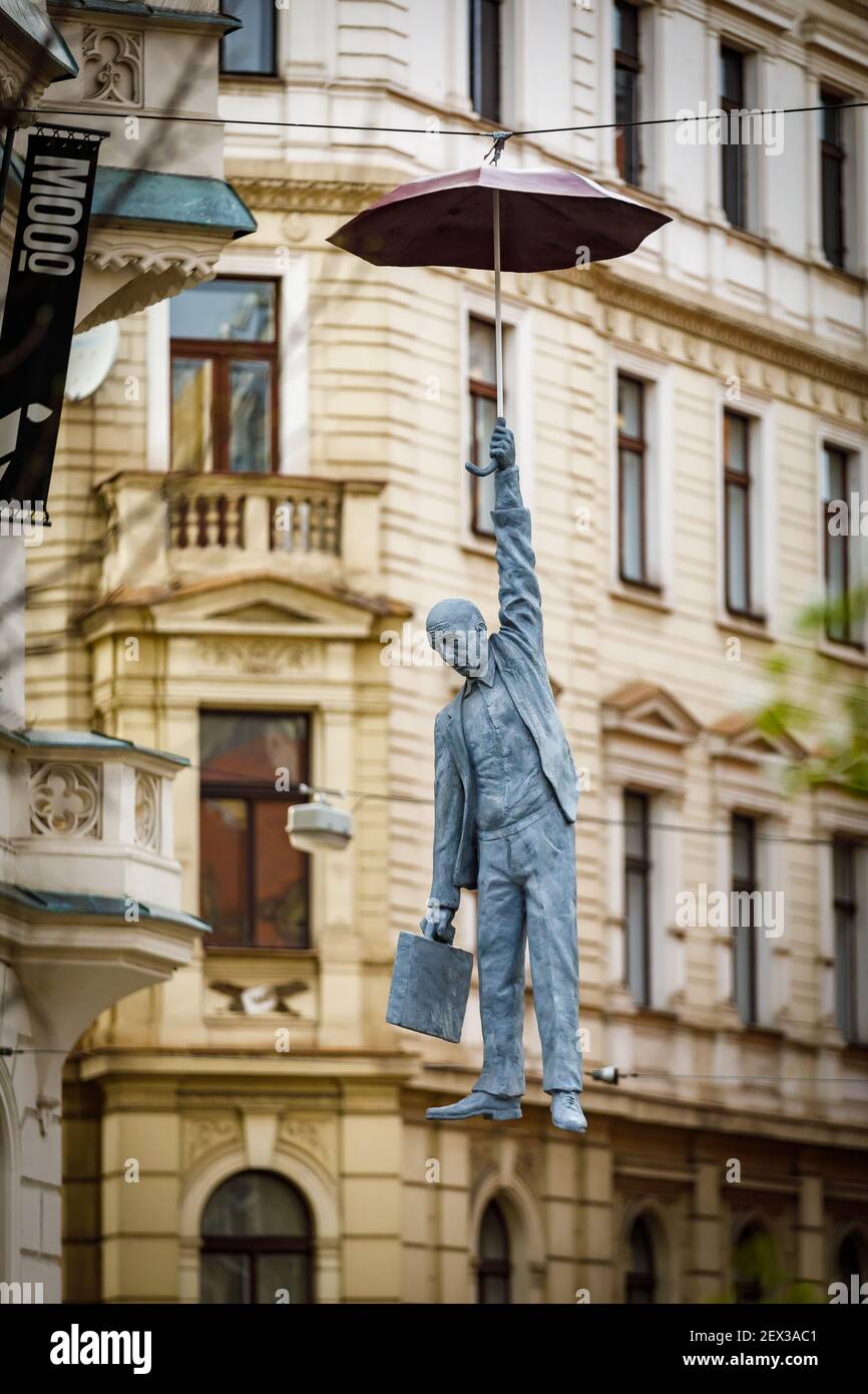 Prag, Tschechische Republik 14. April 2018. Skulptur eines gehängten Mannes mit Regenschirm, mit dem Titel kleine Ungewissheit von Michal Trpak in Prag Tschechien Stockfoto