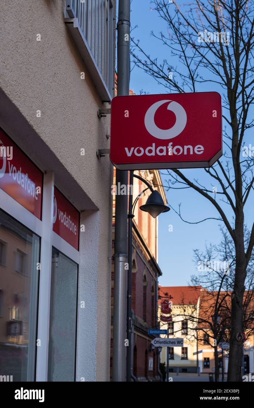 Deutschland, Calau, 03.03.2021, Vodafone-Schild an der Fassade eines Vodafone-Geschäfts Stockfoto