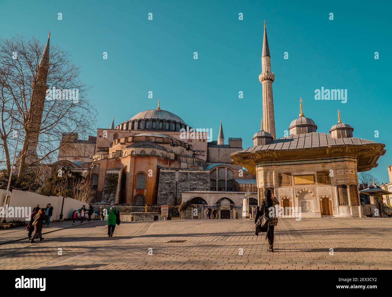 Istanbul, Türkei - 1. Februar 2021 - Straßenbild von Menschen, die an einem sonnigen Tag vor der Hagia Sophia große Moschee gehen Stockfoto