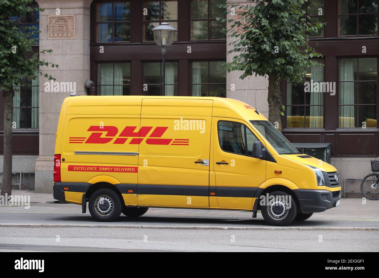 STOCKHOLM, SCHWEDEN - 23. AUGUST 2018: DHL Kuriertransporter in Stockholm. DHL ist Teil der Deutschen Post. Stockfoto