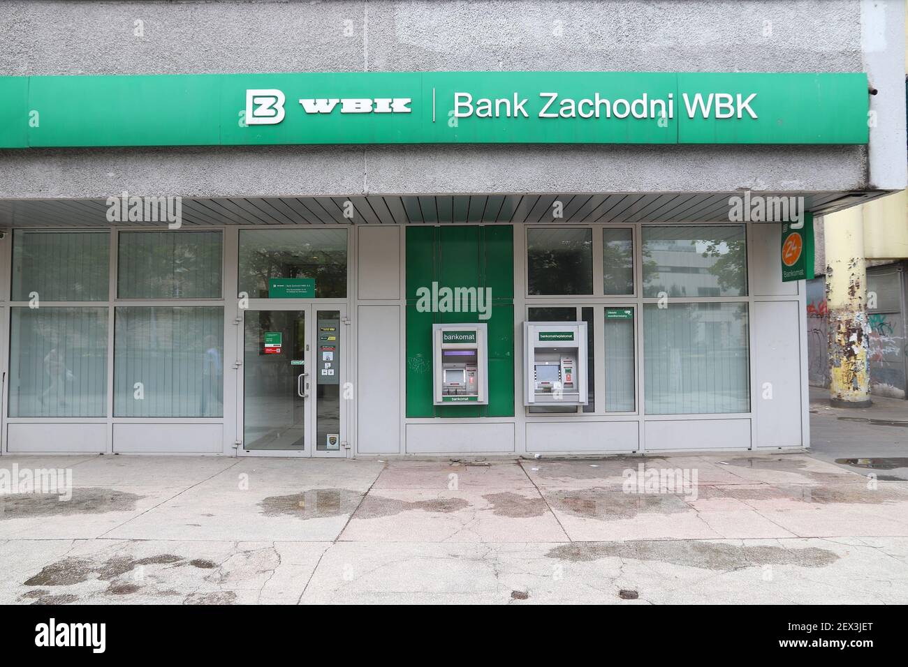 BRESLAU, POLEN - 11. MAI 2018: Bank Zachodni WBK Bankfiliale in Breslau, Polen. In Polen sind 36 Bankgesellschaften vertreten (2018). Stockfoto