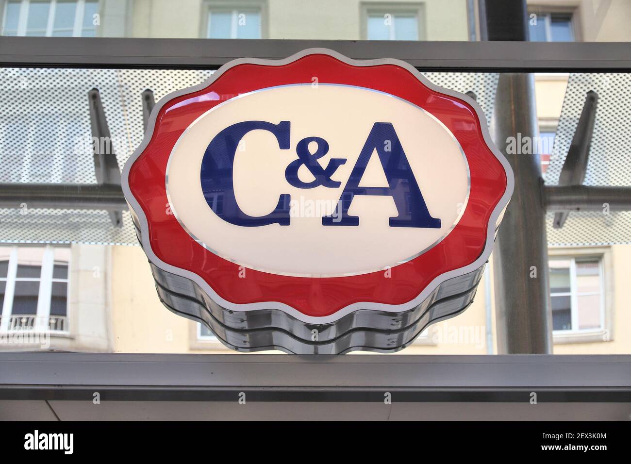 DRESDEN, 10. MAI 2018: Straßenansicht des C&A Bekleidungsgeschäft in Dresden, Deutschland. C&A ist eine belgisch-deutsch-niederländische Bekleidungskette. Stockfoto