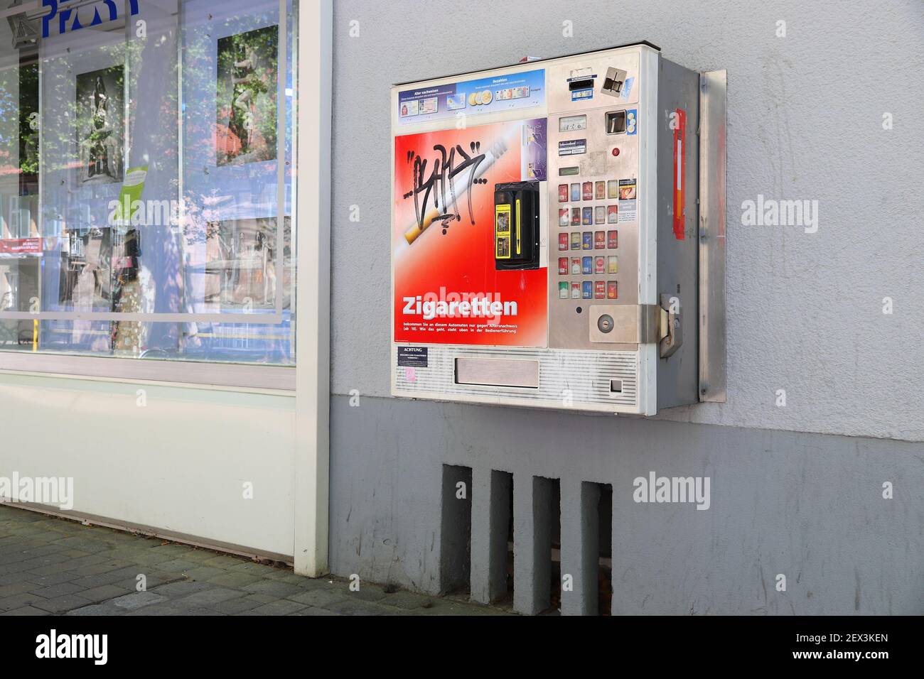 ERLANGEN, Deutschland - Mai 6, 2018: Zigarettenautomaten in Erlangen. Die Maschinen sind weit verbreitet in Deutschland. Sie führen Alter Kontrollen durch sc Stockfoto