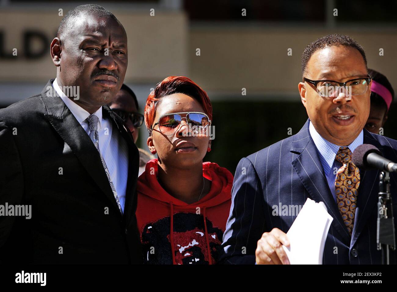 Michael Browns Mutter, Lesley McSpadden, Mitte, schließt ihre Augen als Anwälte Benjamin Crump, links, Und Anthony Gray kündigt am Donnerstag, dem 23. April 2015, eine Todesklage von Browns Verwandten am Bezirksgericht St. Louis in Clayton, Mo. an. Die Klage nennt die Stadt Ferguson, den ehemaligen Polizeichef Thomas Jackson und den ehemaligen Polizeibeamten Darren Wilson als Angeklagte. (Foto von Huy Mach/St. Louis Post-Dispatch/TNS) *** Bitte verwenden Sie das Feld Credit from Credit *** Stockfoto