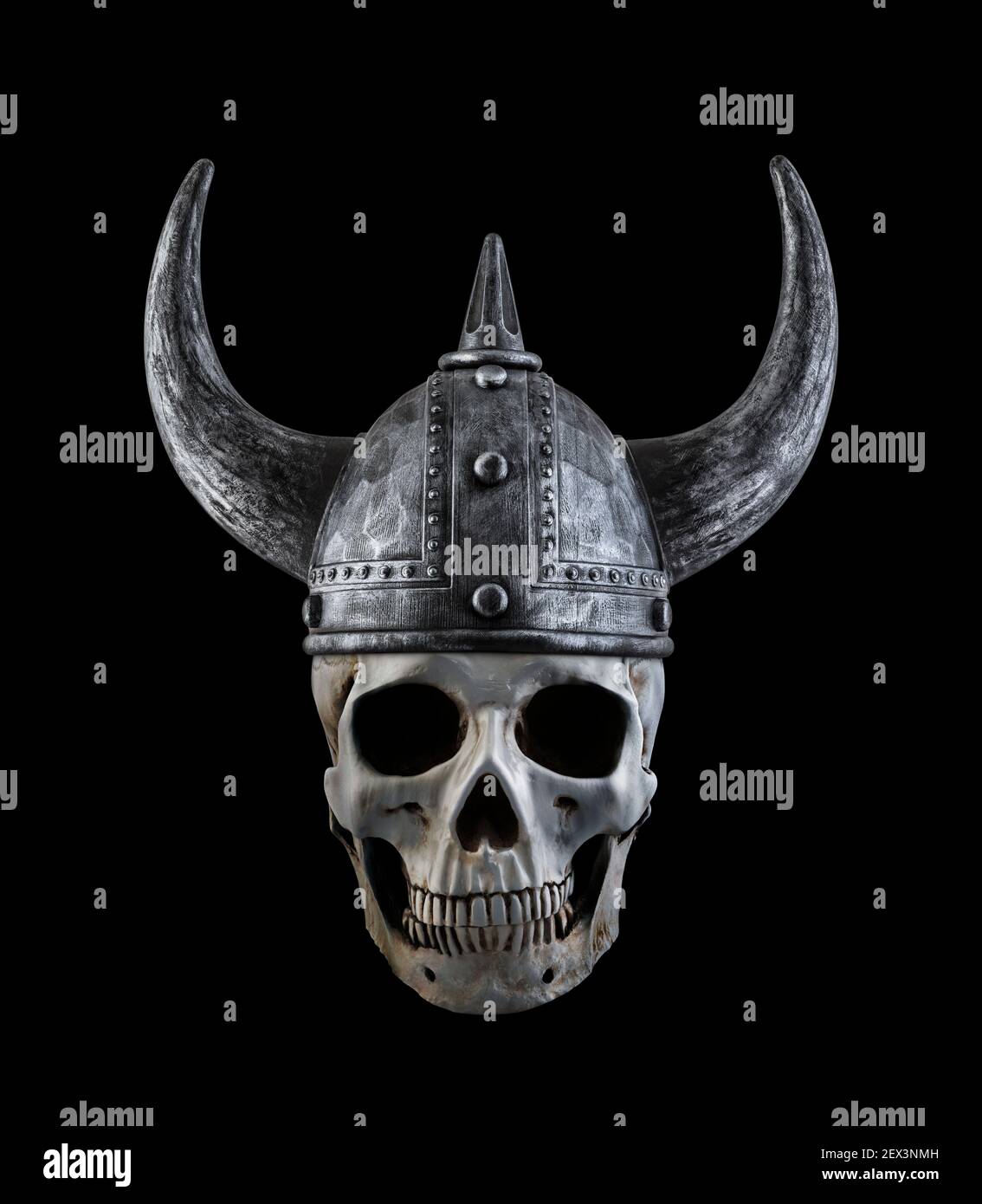 Menschlicher Schädel mit wikinger gehörnten Helm isoliert auf schwarz Stockfoto