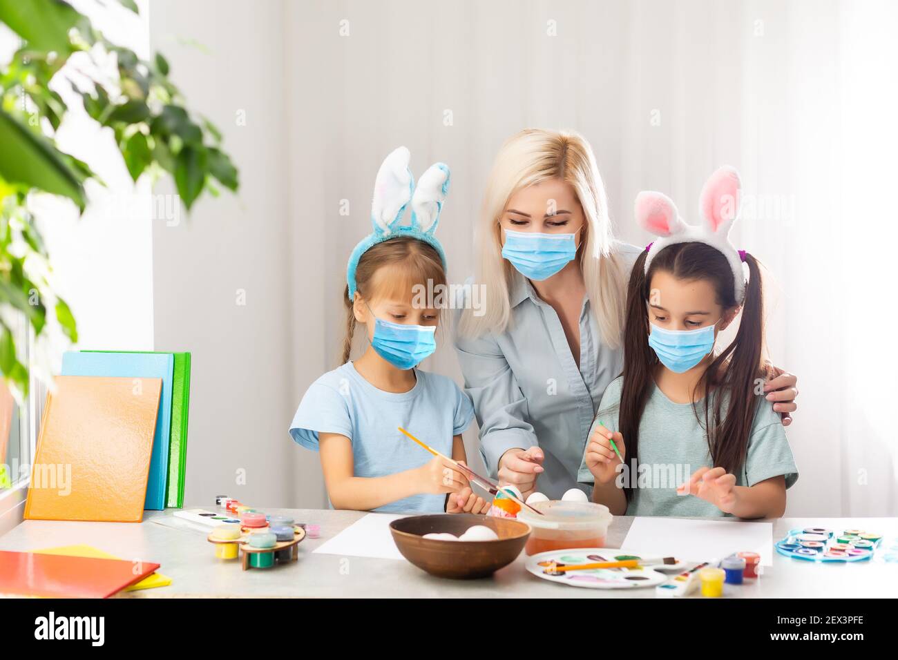 Festliche Atmosphäre. Spaß, pädagogische Osteraktivität für Eltern und Kinder. Mama, Mädchen spielen mit ostereiern. Bunny Feiern Sie Ostern. Familie halten Tag heilig Stockfoto