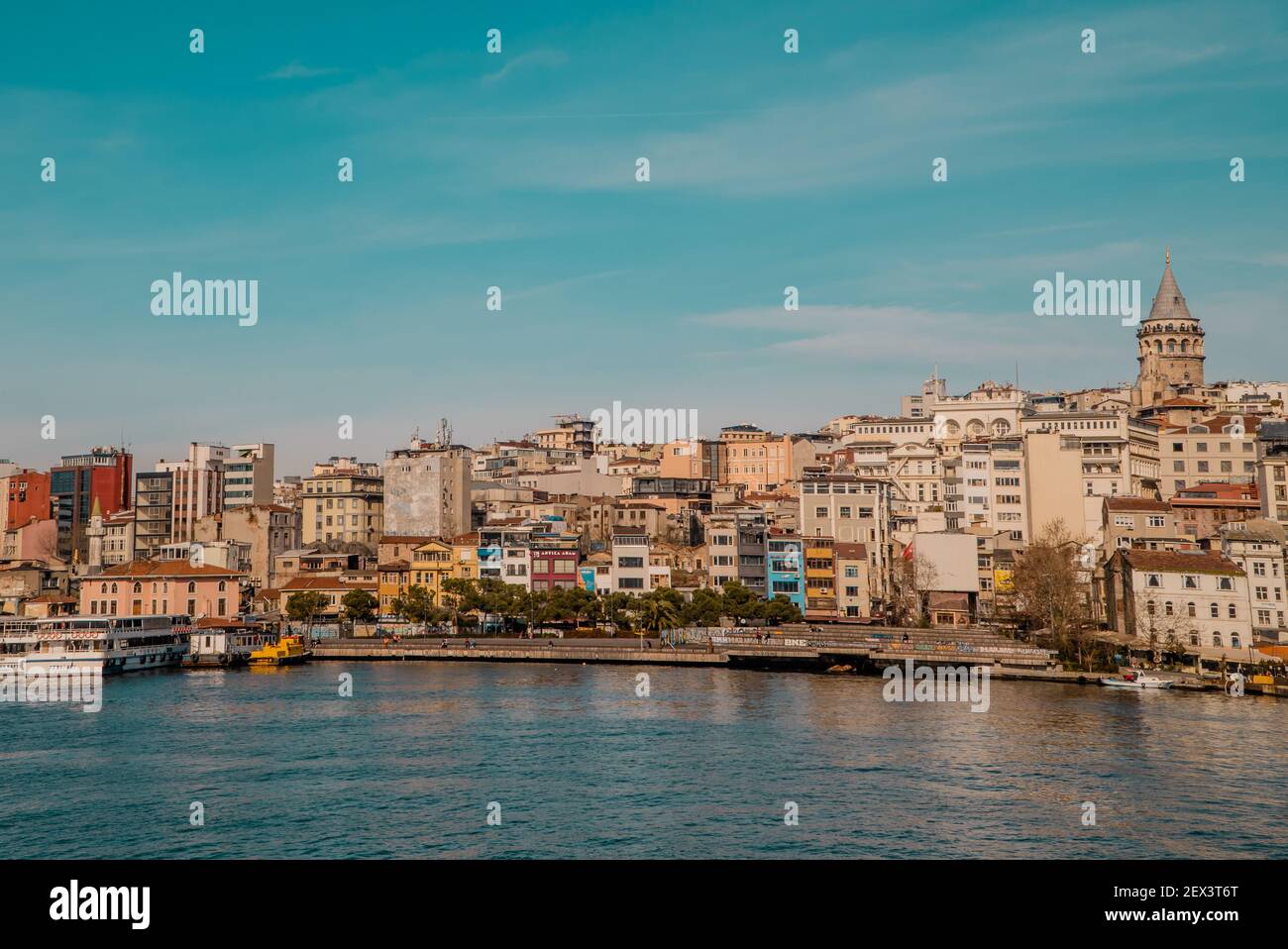 Istanbul, Türkei - 31. Januar 2021 - herrliche Panoramasicht auf die Gegend von Galata mit Galata-Turm von der Galata-Brücke aus gesehen Stockfoto