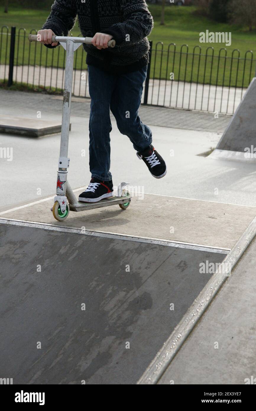 Ein Blick auf gut getragene Roller für Stunt Reiten verwendet In einem Skatepark Stockfoto