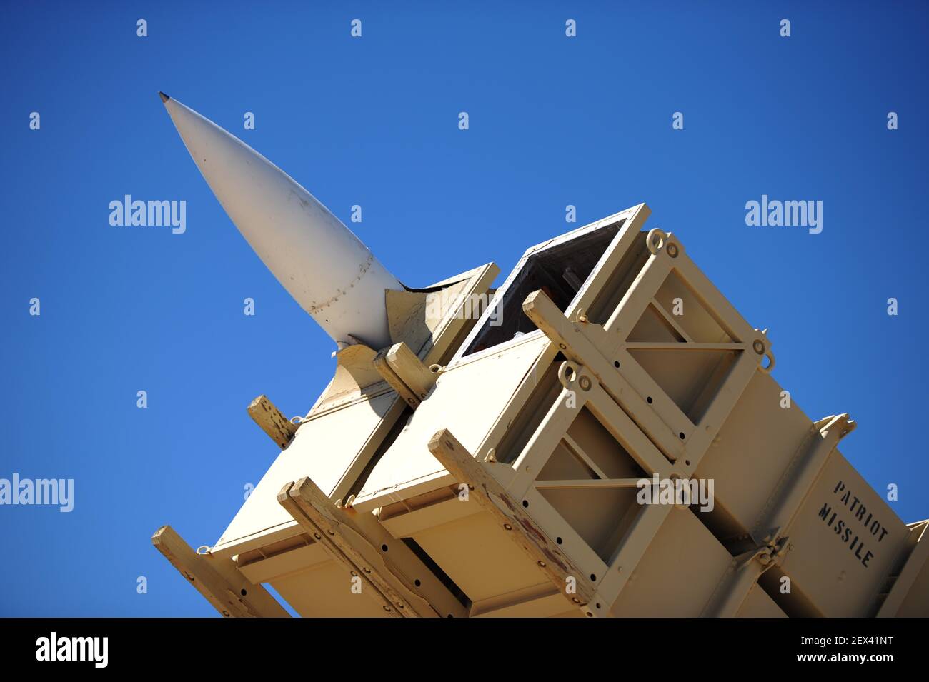 Das Patriot-Raketensystem, ein Ersatz für Nike Hercules und Improved Hawk,  aufgenommen am 25. April 2015 im Raketenpark vor dem White Sands Missile  Range Museum in Dona Ana County, N.M.. Die Strecke ist