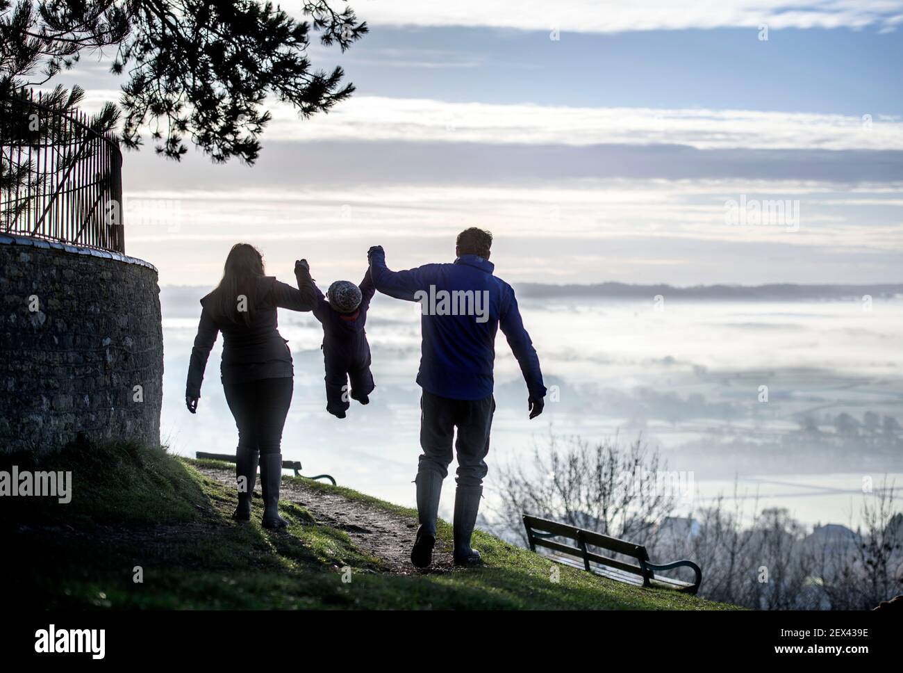 Ein junges Paar mit Kind auf der Cotswold Escarpment In der Nähe von Wotton-under-Edge in Gloucestershire Stockfoto