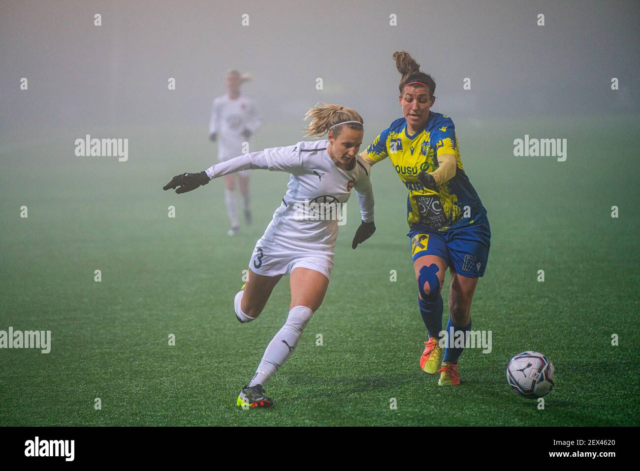 Malmoe, Schweden. März 2021, 03rd. Lisa Makas (17) von St. Polten und Nathalie Björn (3) vom FC Rosengaard beim UEFA Women's Champions League Spiel zwischen FC Rosengaard und St. Polten in Malmö Idrottsplats in Malmö. (Foto Kredit: Gonzales Foto/Alamy Live News Stockfoto
