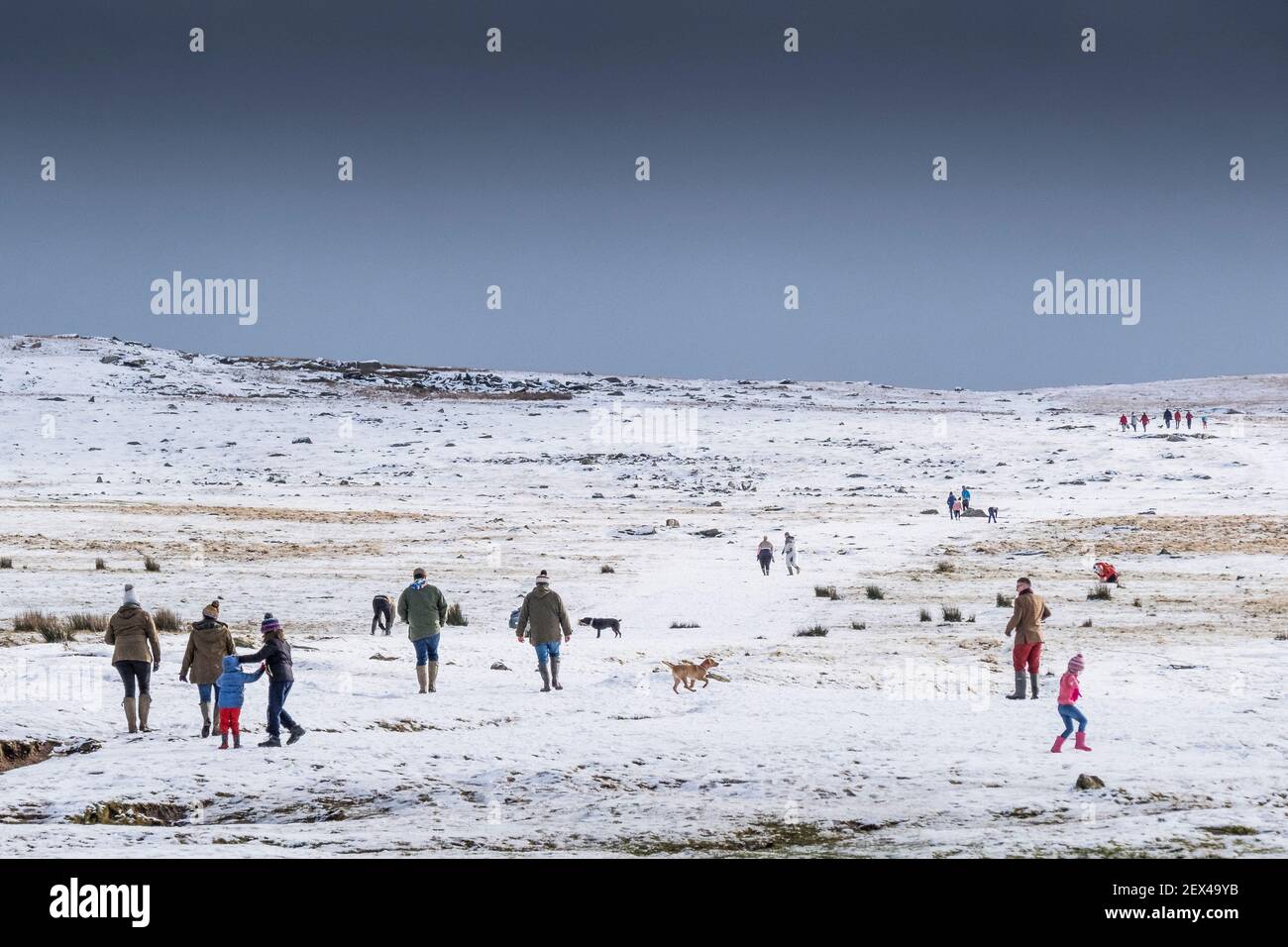 Menschen genießen sich im Schnee auf dem wilden rauen Tor auf Bodmin Moor in Cornwall. Stockfoto