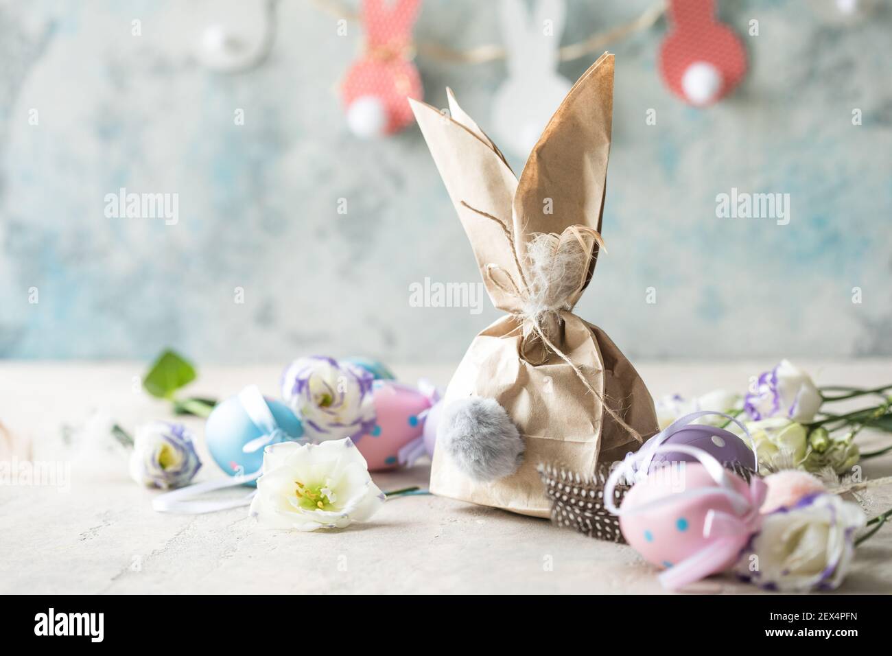 Pom Pom Osterhase Handwerk. Osterhase Dekoration Papier Geschenk. DIY Urlaub Girlande von bunten Kaninchen Stockfoto