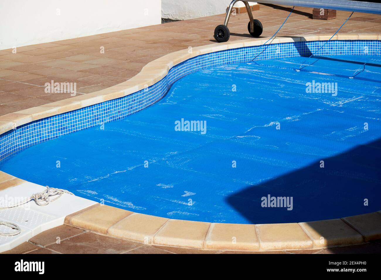 Swimmingpool in leerer Villa auf Lanzarote Kanarische Inseln bedeckt Spanien Stockfoto