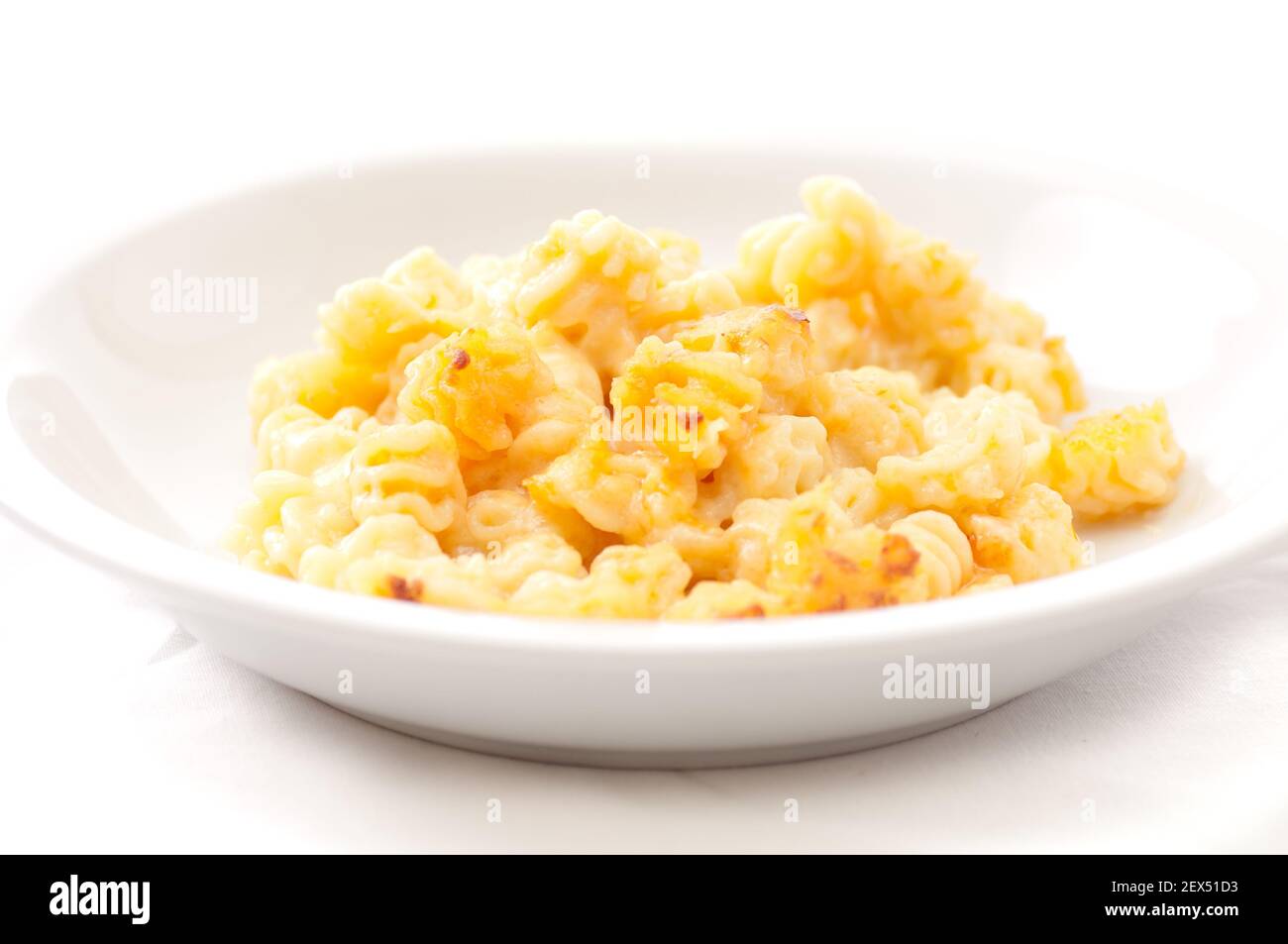 mac und Käse Stil radiatori Pasta mit gruyere Käse und cheddar in einer Bechamelsauce Stockfoto