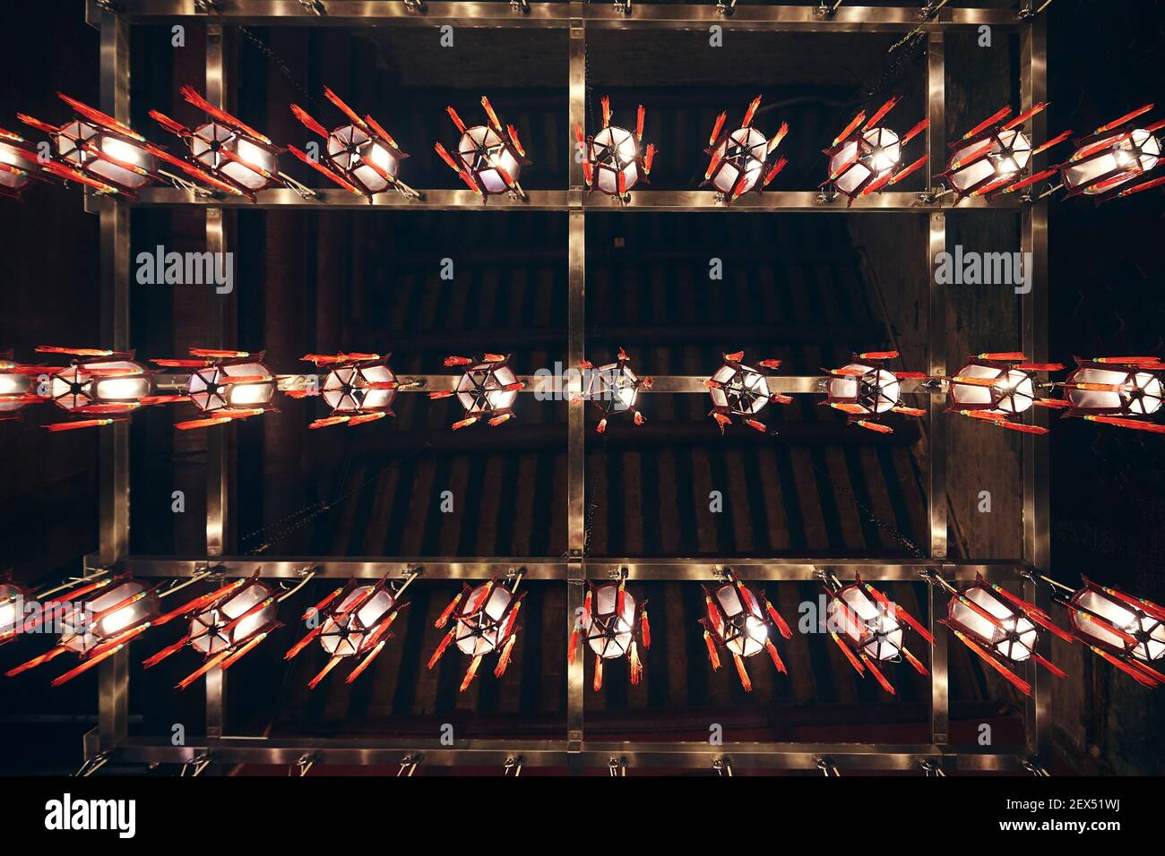 Hängende traditionelle rote chinesische Laternen mit Segen. Man Mo Tempel, Hongkong Stockfoto
