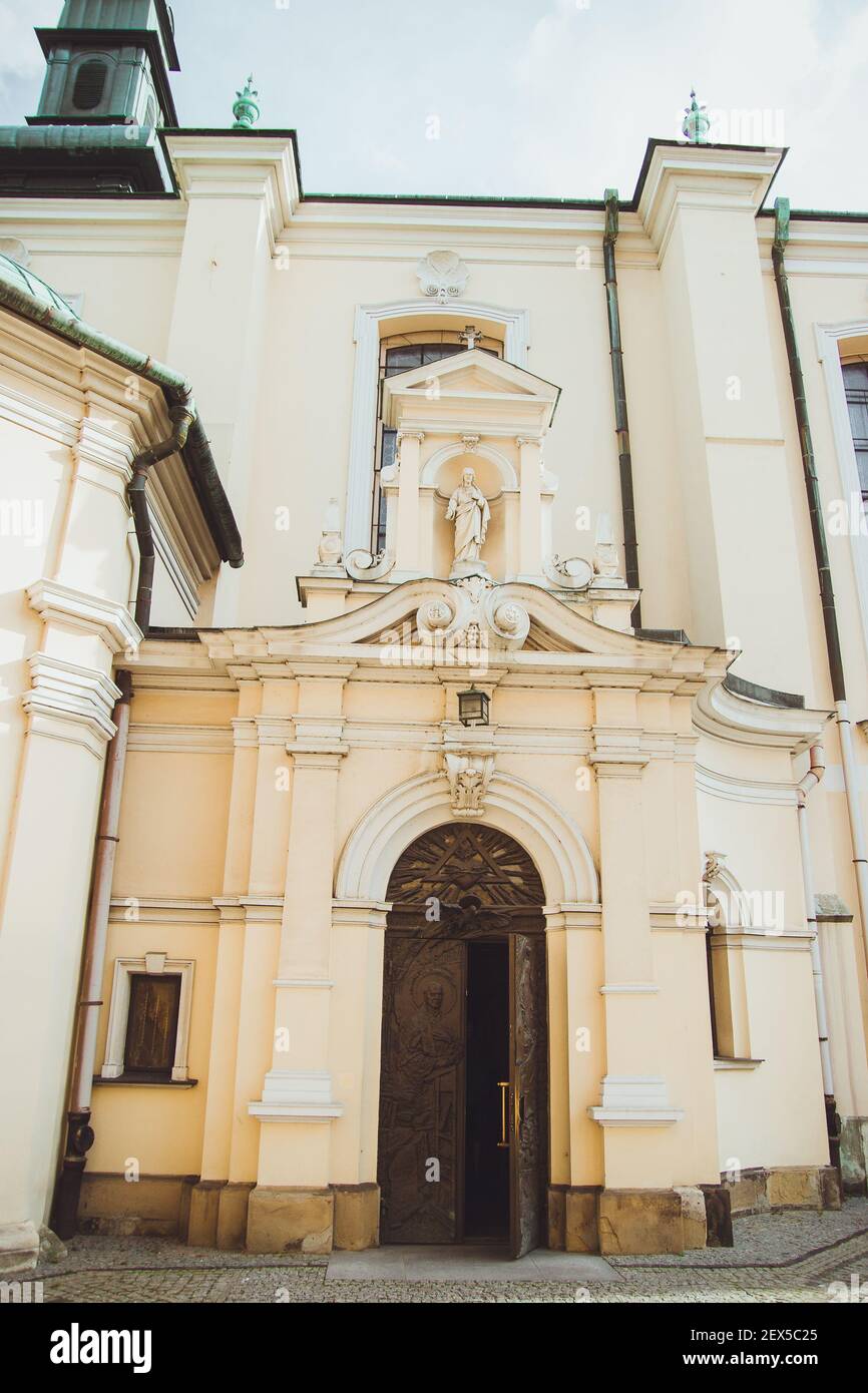 Kathedrale Basilika Mariä Himmelfahrt und Johannes der Täufer in Przemysl, Polen. Schöne Seite gewölbte hölzerne geschnitzte Tür von Stockfoto