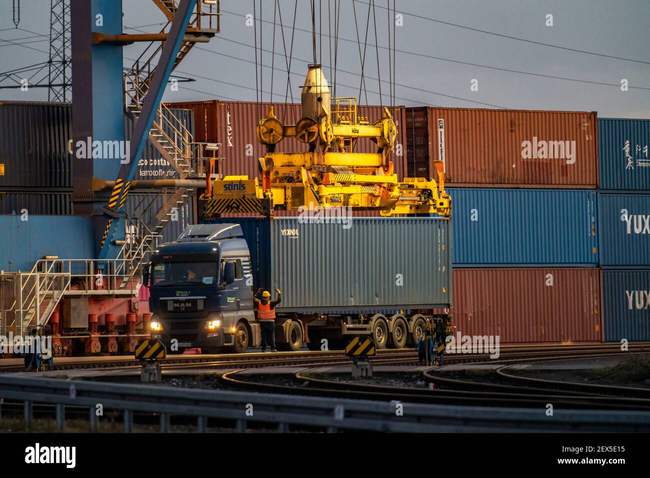 Containerverladung im Duisburger Hafen, Logport, DIT, Duisburg Intermodal Terminal, Duisburg-Rheinhausen, NRW, Deutschland, Stockfoto