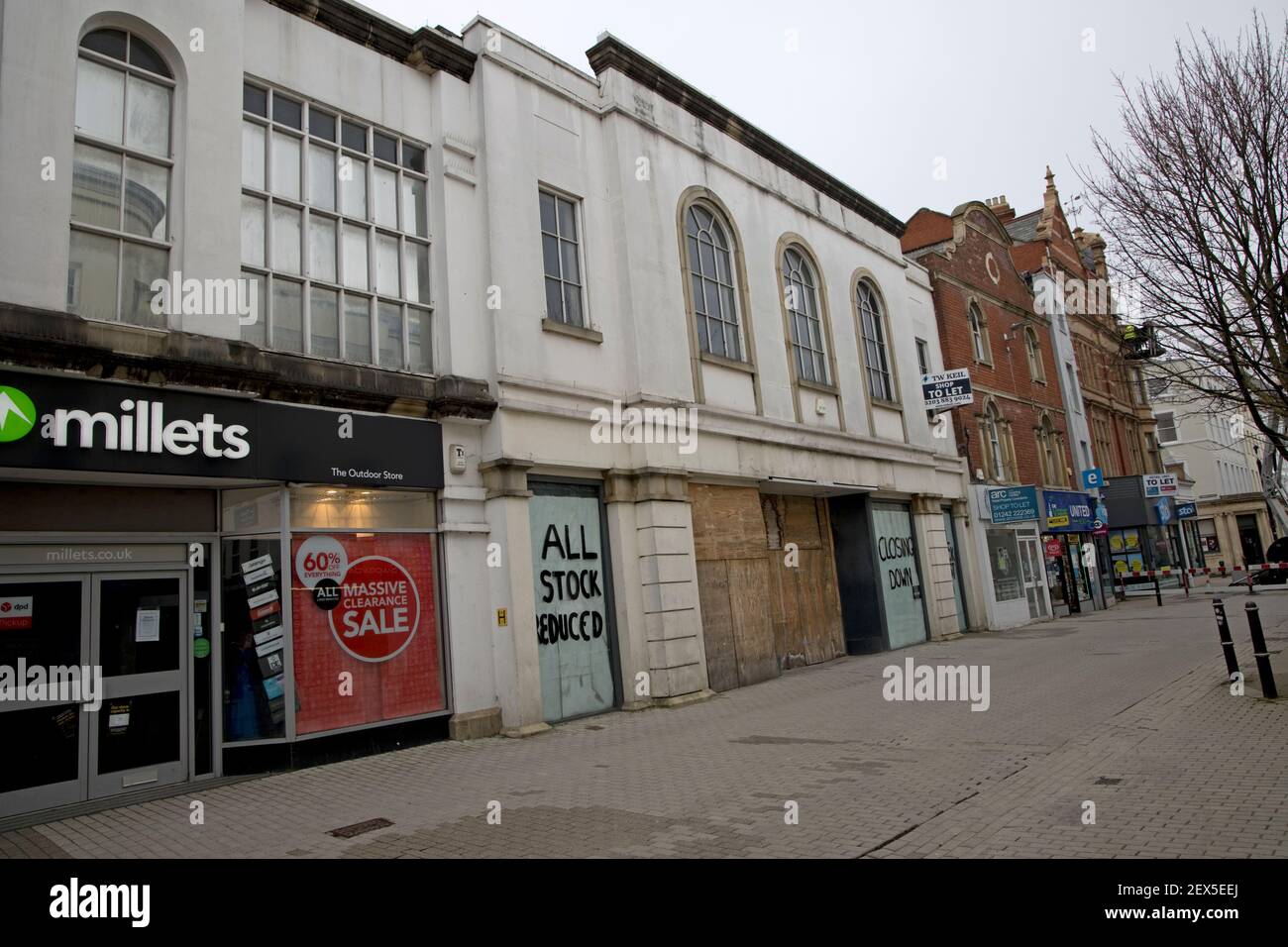 Ladenschließungen einige mit Verkaufshinweisen, andere verladen oder lassen Cheltenham High Street keine Käufer in Sicht verlassen Stockfoto